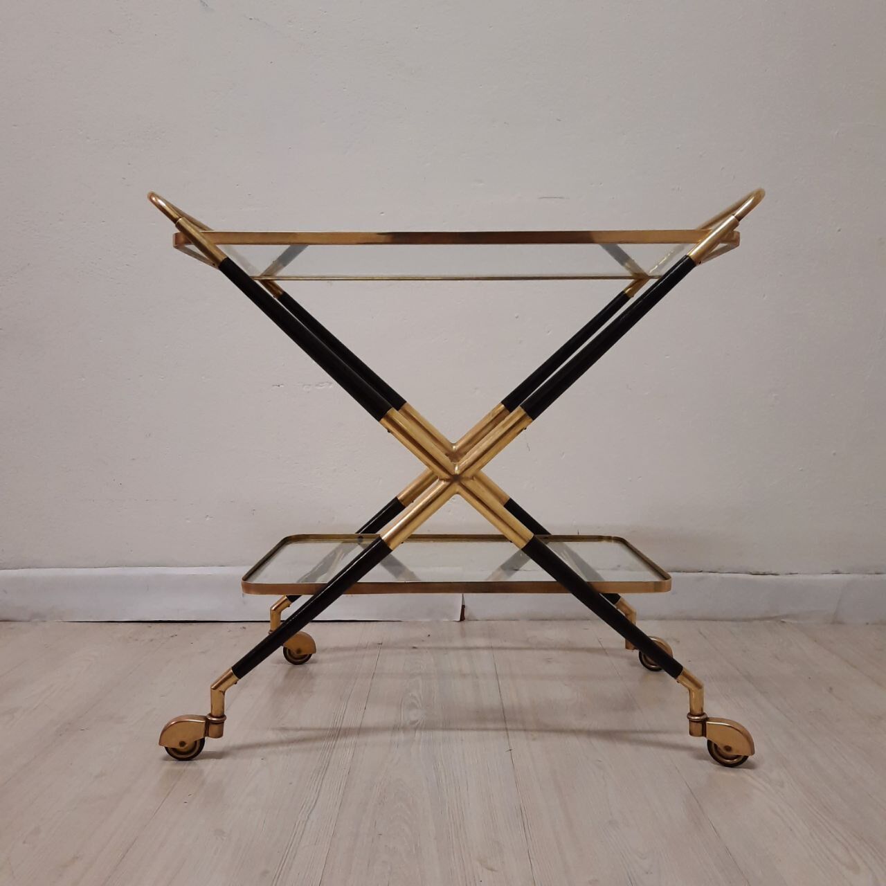 Serving table in brass wood