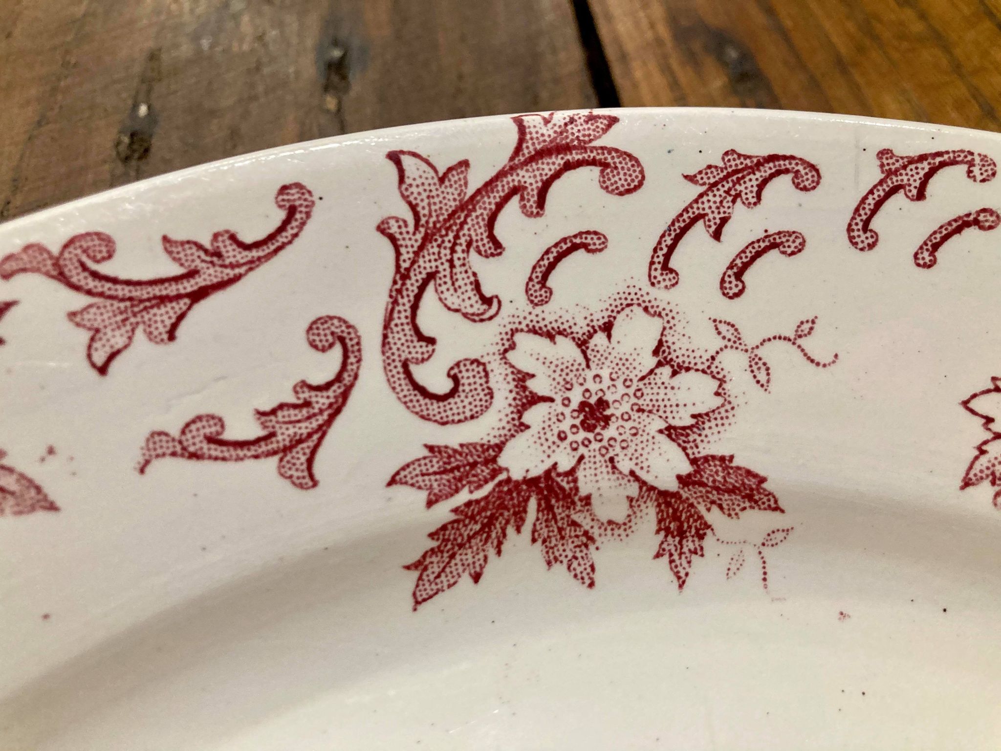 Round dish in Iron Land Saint Amandinoise model Anemone