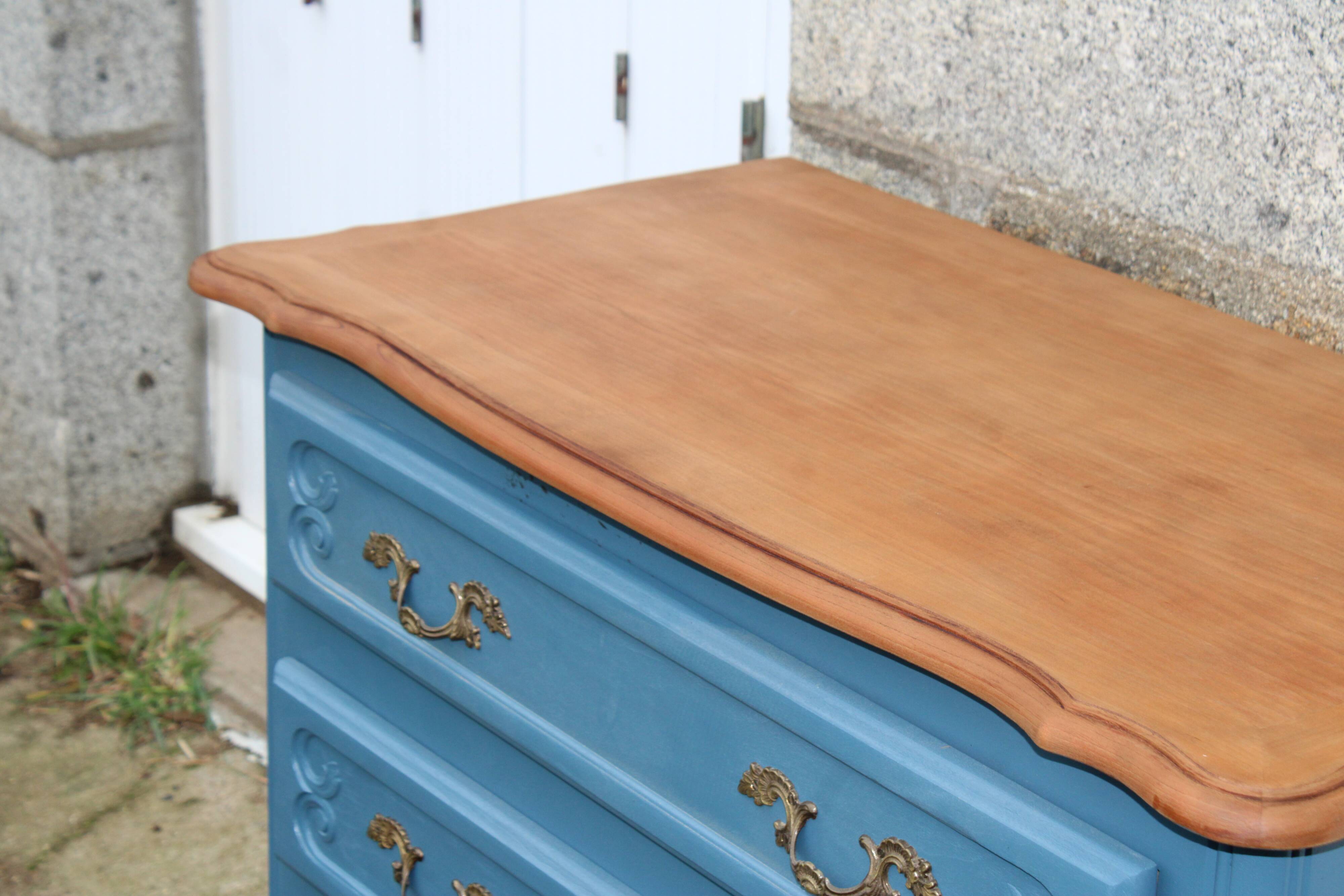 Commode ancienne rénovée bleu – plateau bois – 3 tiroirs