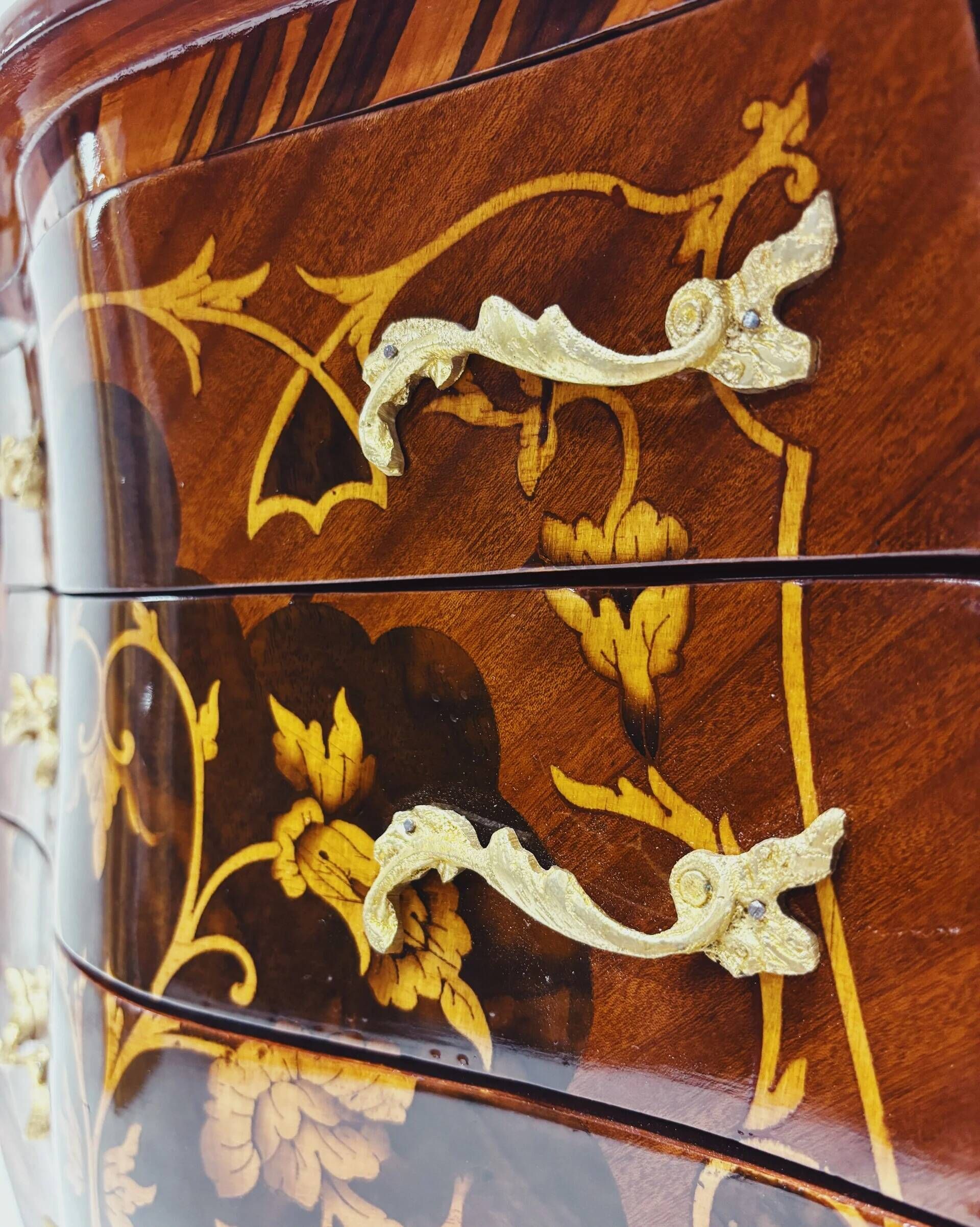 Marquetry chest of drawers with inlay in Louis XV style