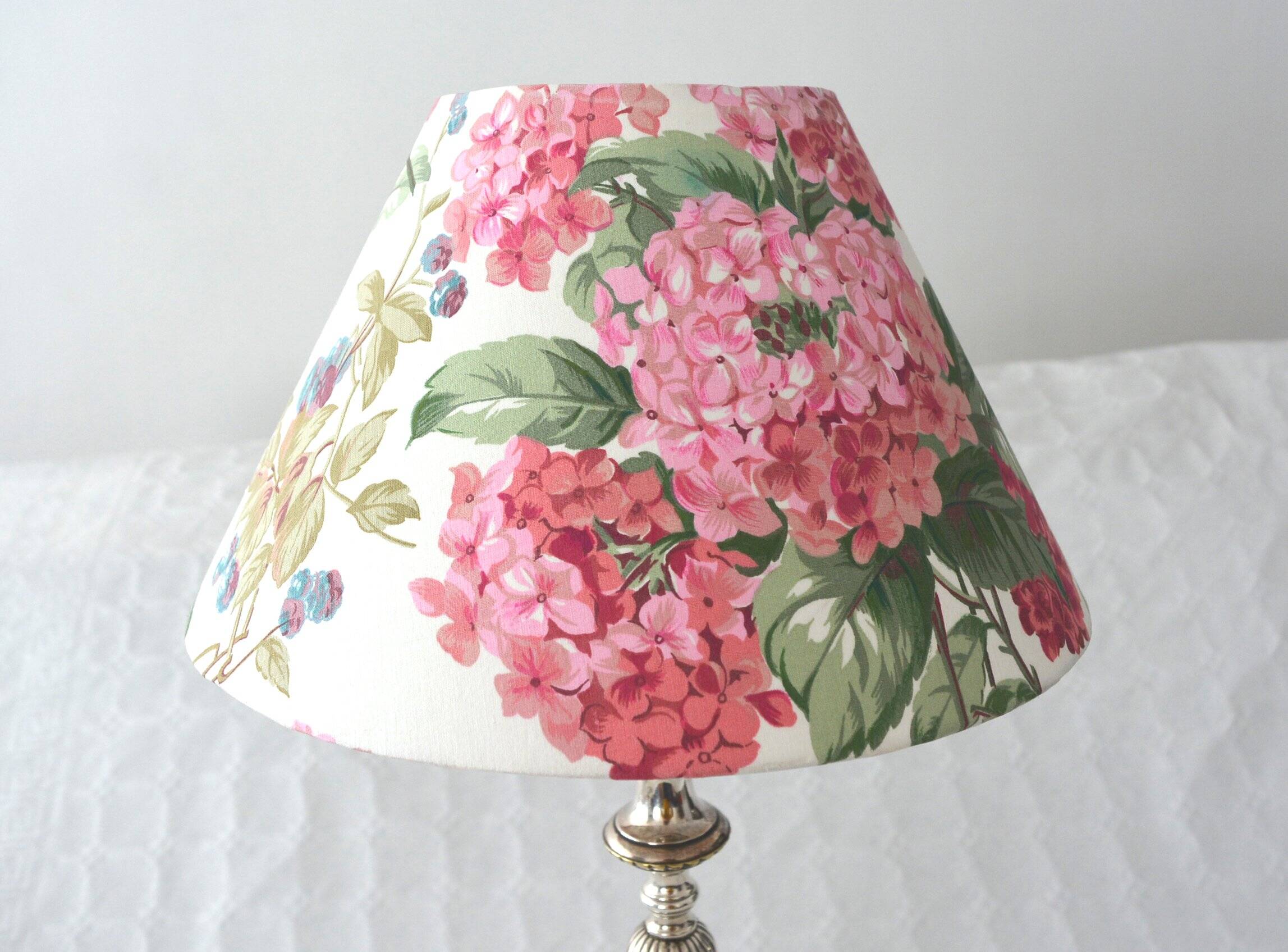 Abat-jour motif hortensias, fleurs cottage anglais,  tissu vintage