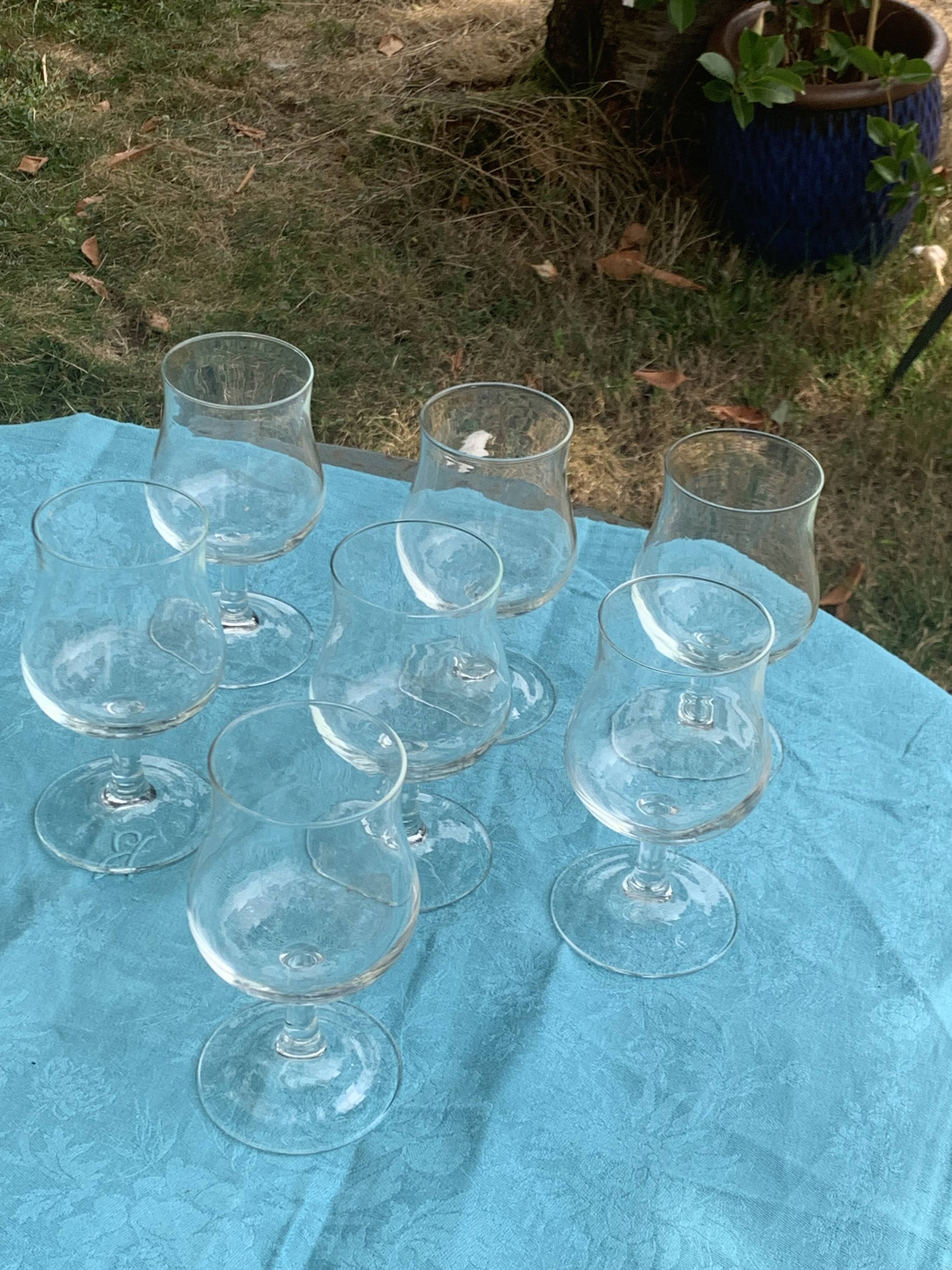 Set of 7 large Luminarc France wine glasses in transparent glass on a stem