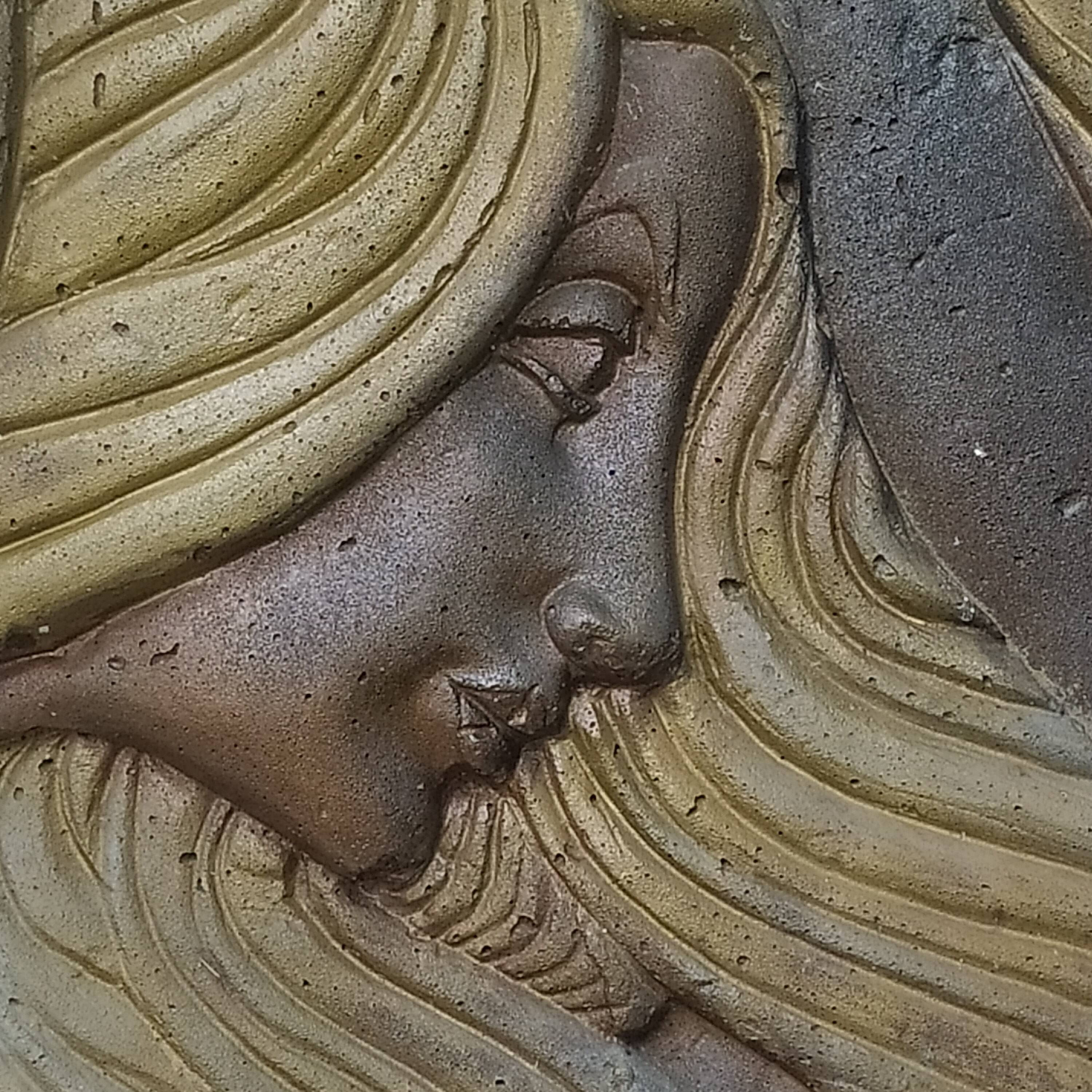 Bas relief en pierre style Art Déco, femme cheveux au vent