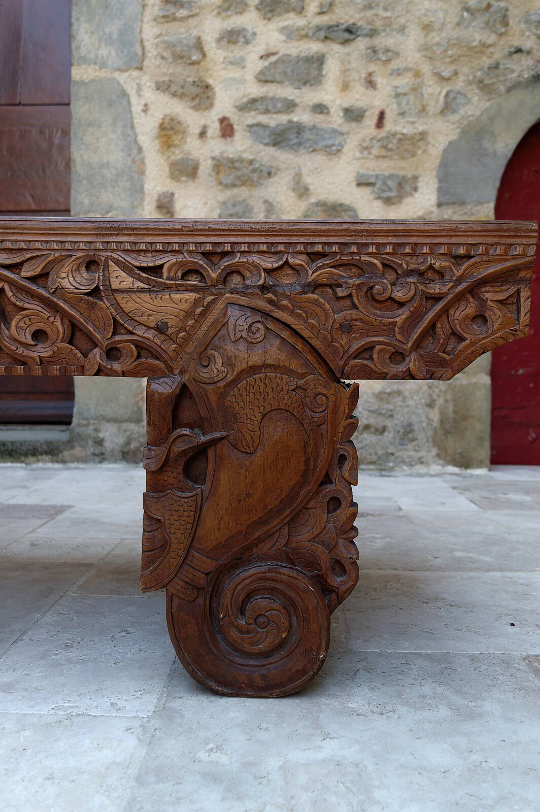 Important Indonesian bench in carved wood, Early 20th century