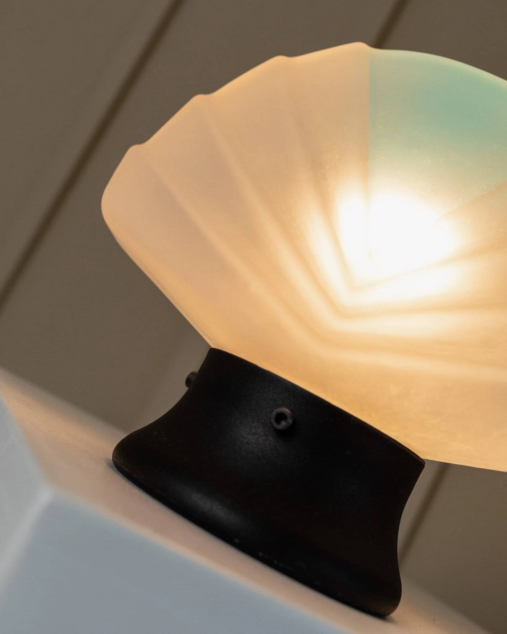 Murano Glass Shell Table Lamp in White with Blue Accent – Italian 1980s Vintage Space Age Design