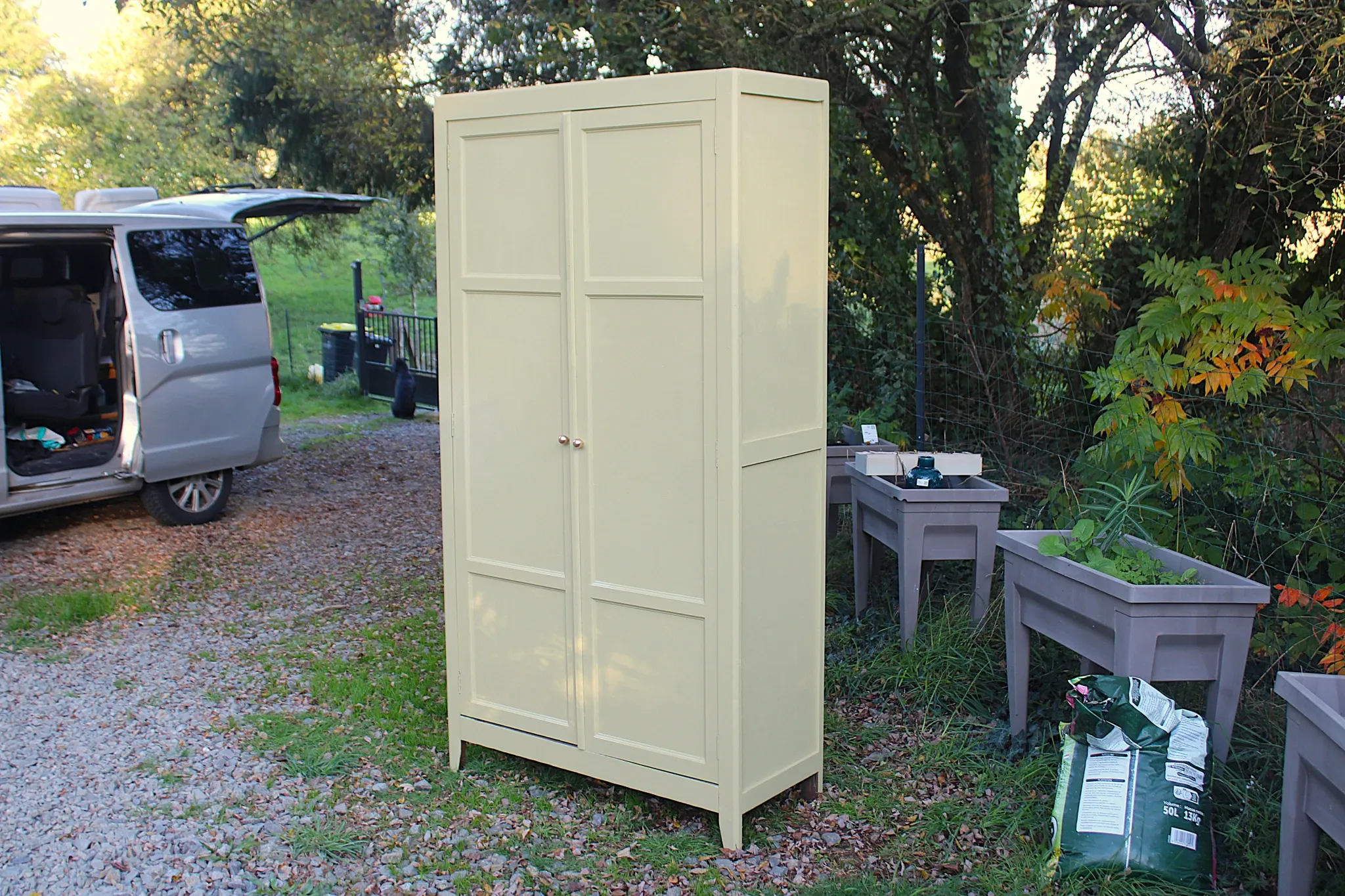 Parisian wardrobe in Clay Green wood – 2 moulded doors – H188 cm