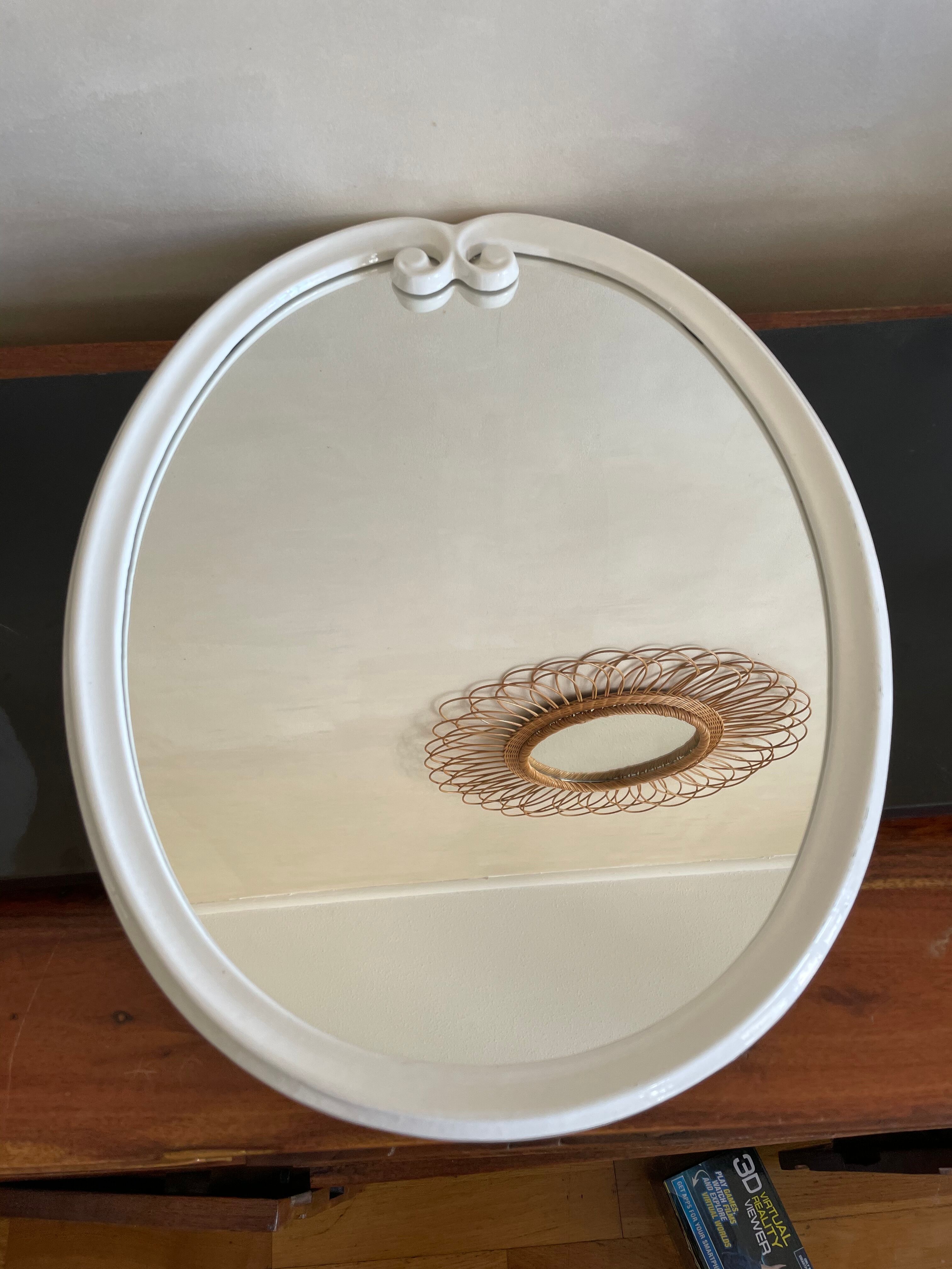Oval mirror in white lacquered metal