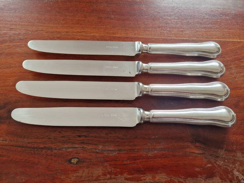 Ercuis - Set of 4 table knives model Chinon with metal outline.
