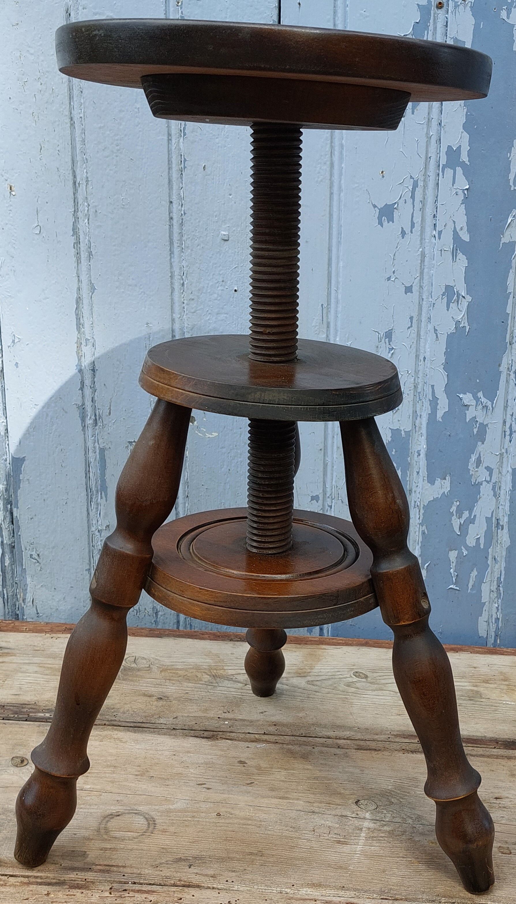 Tripod screw stool