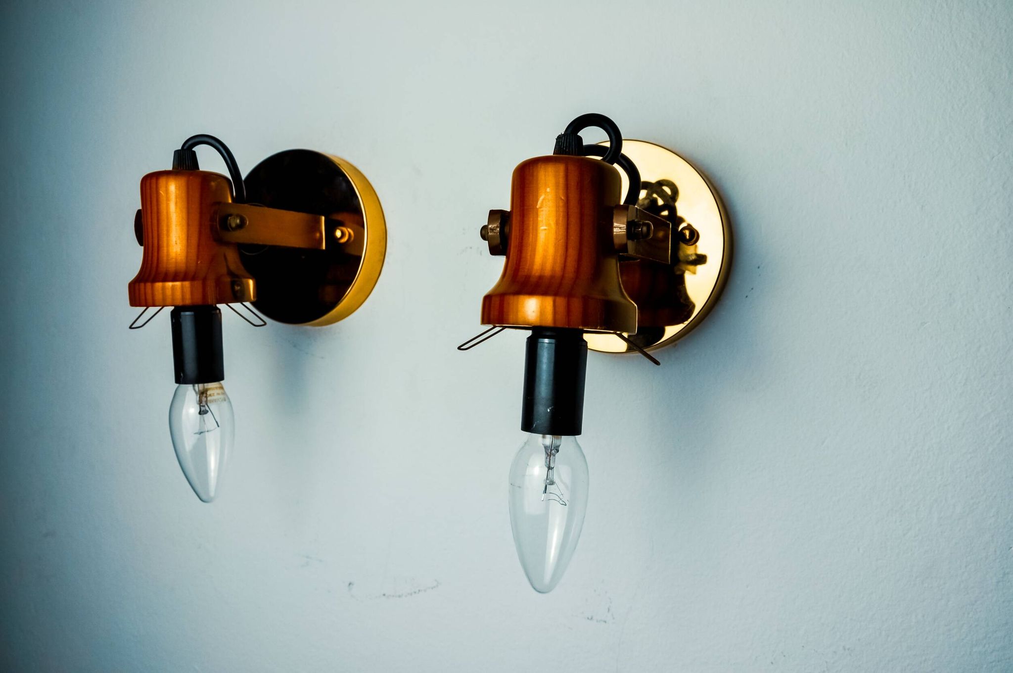 Pair of articulated "Cocoon" wall lights, resin and pine, Italy, 1970