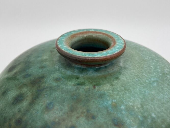 Vase en ceramique par woops var grimaud fond vert forme boule 1960
