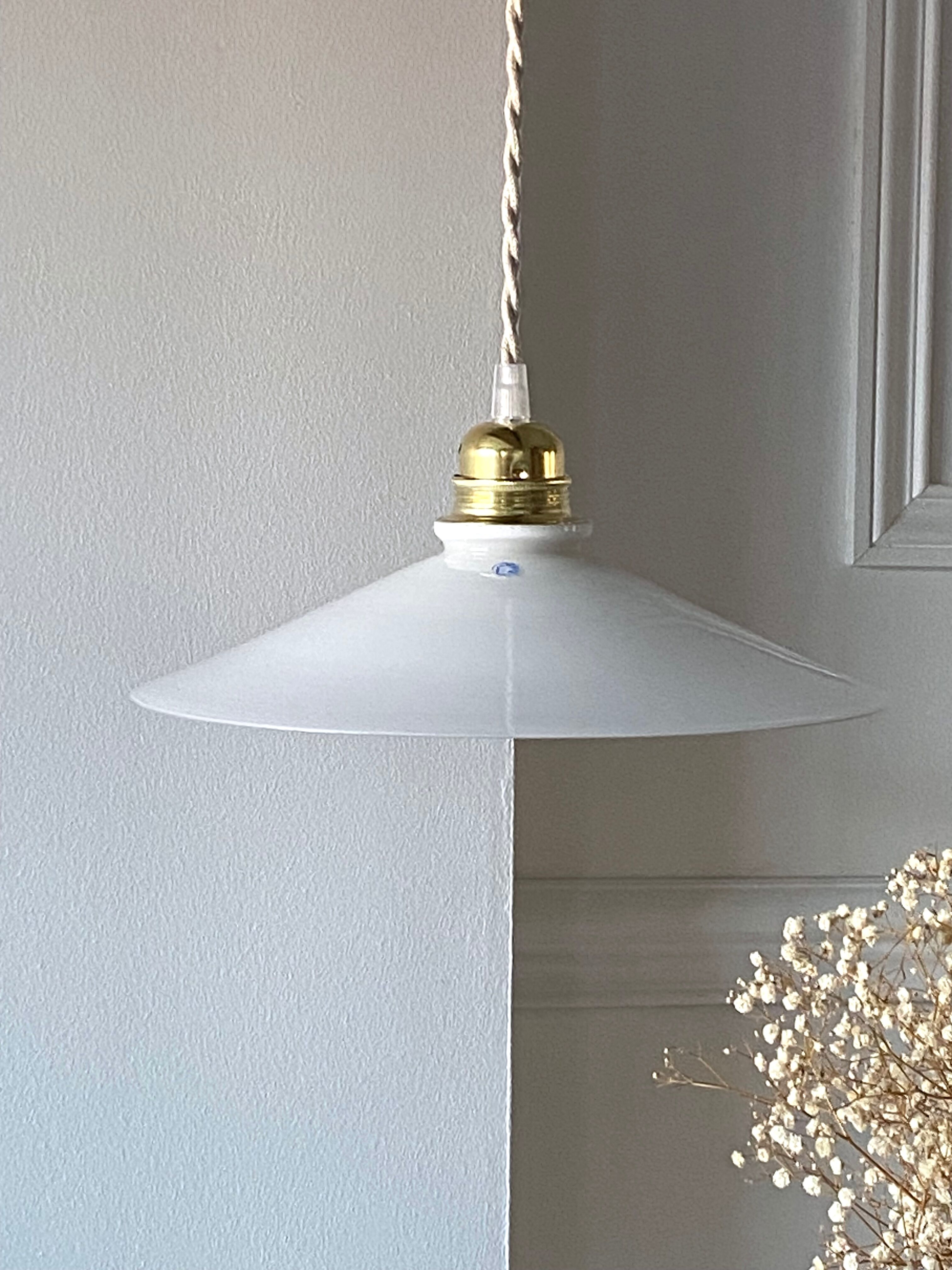 Suspension in opaline
