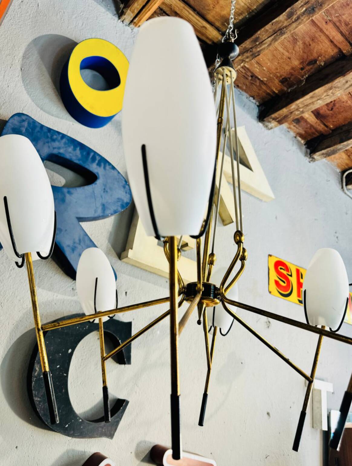 Lampadario vintage in vetro opalino bianco