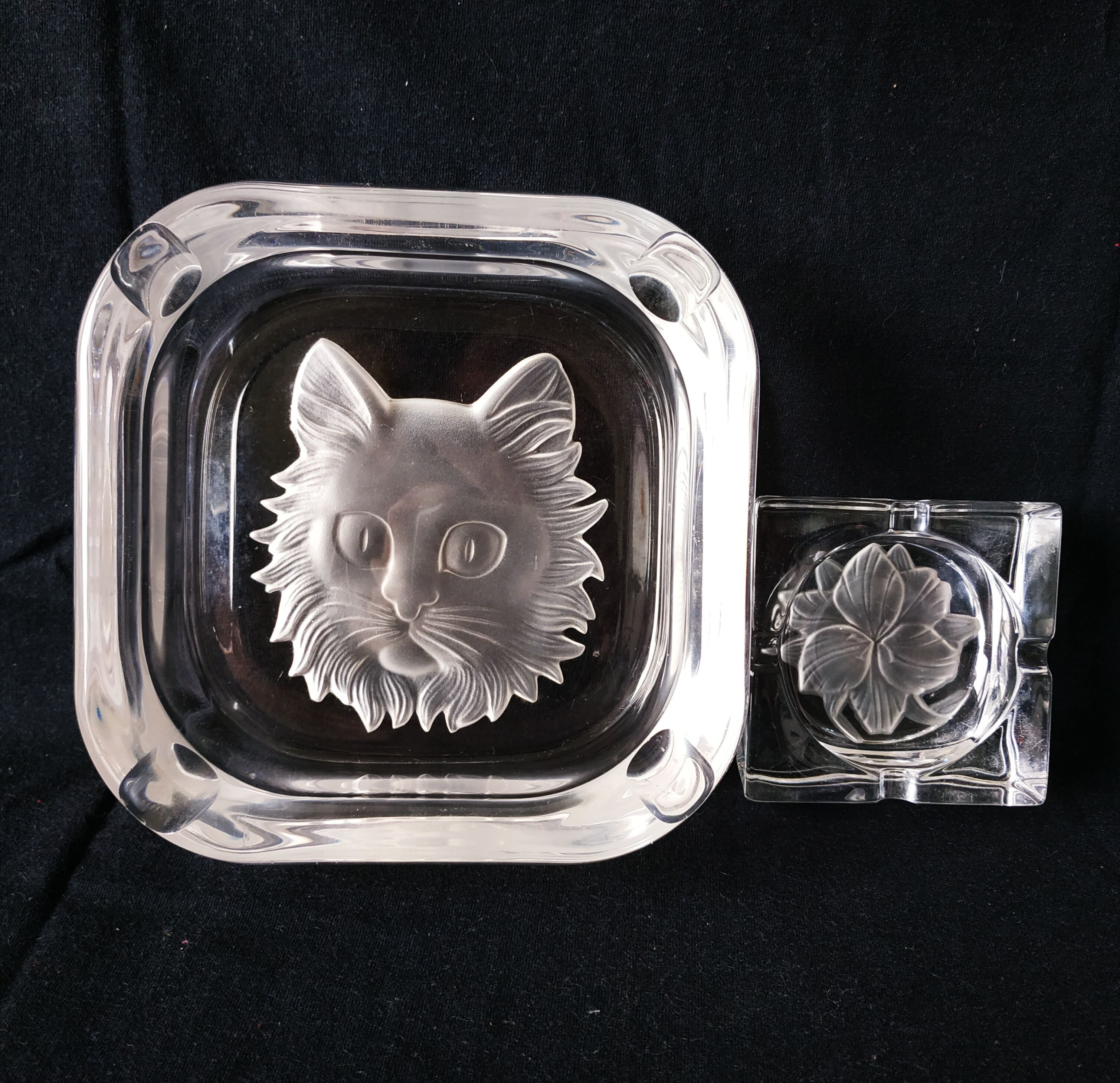 Ensemble de deux cendriers vintage en verre gravé chat et fleur
