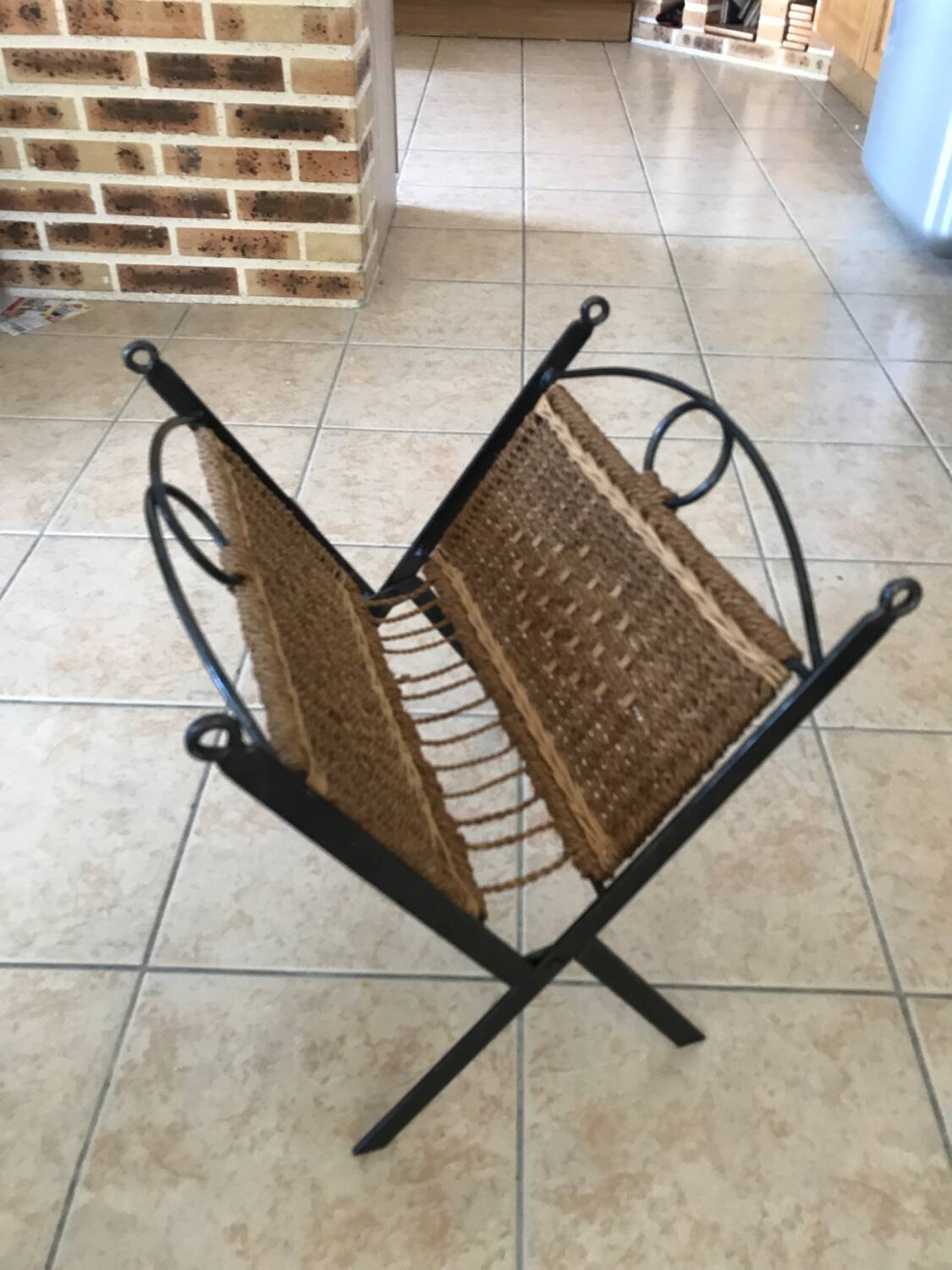 Pretty magazine rack in iron and braided rope