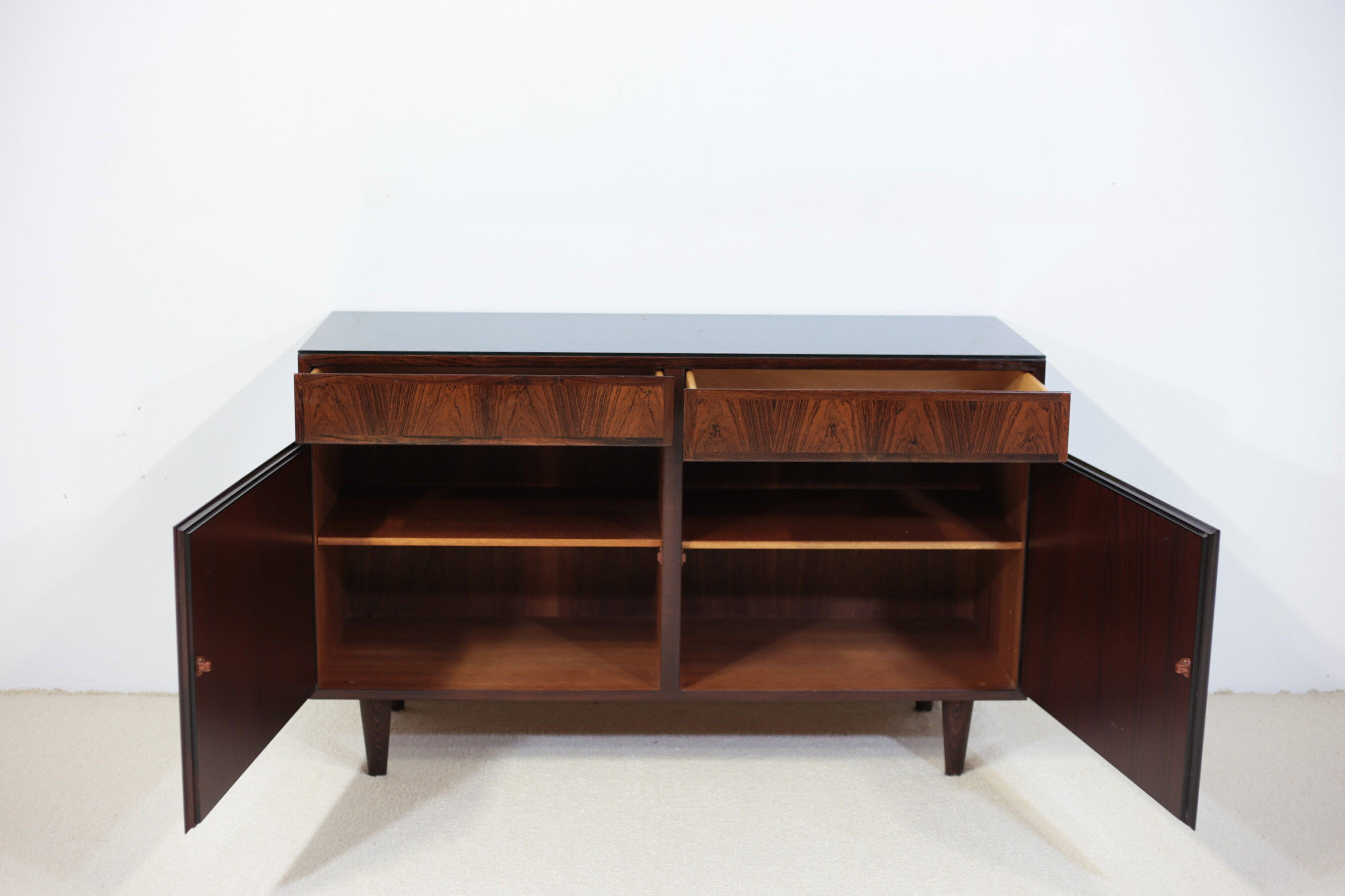 Omann Jun buffet in rosewood