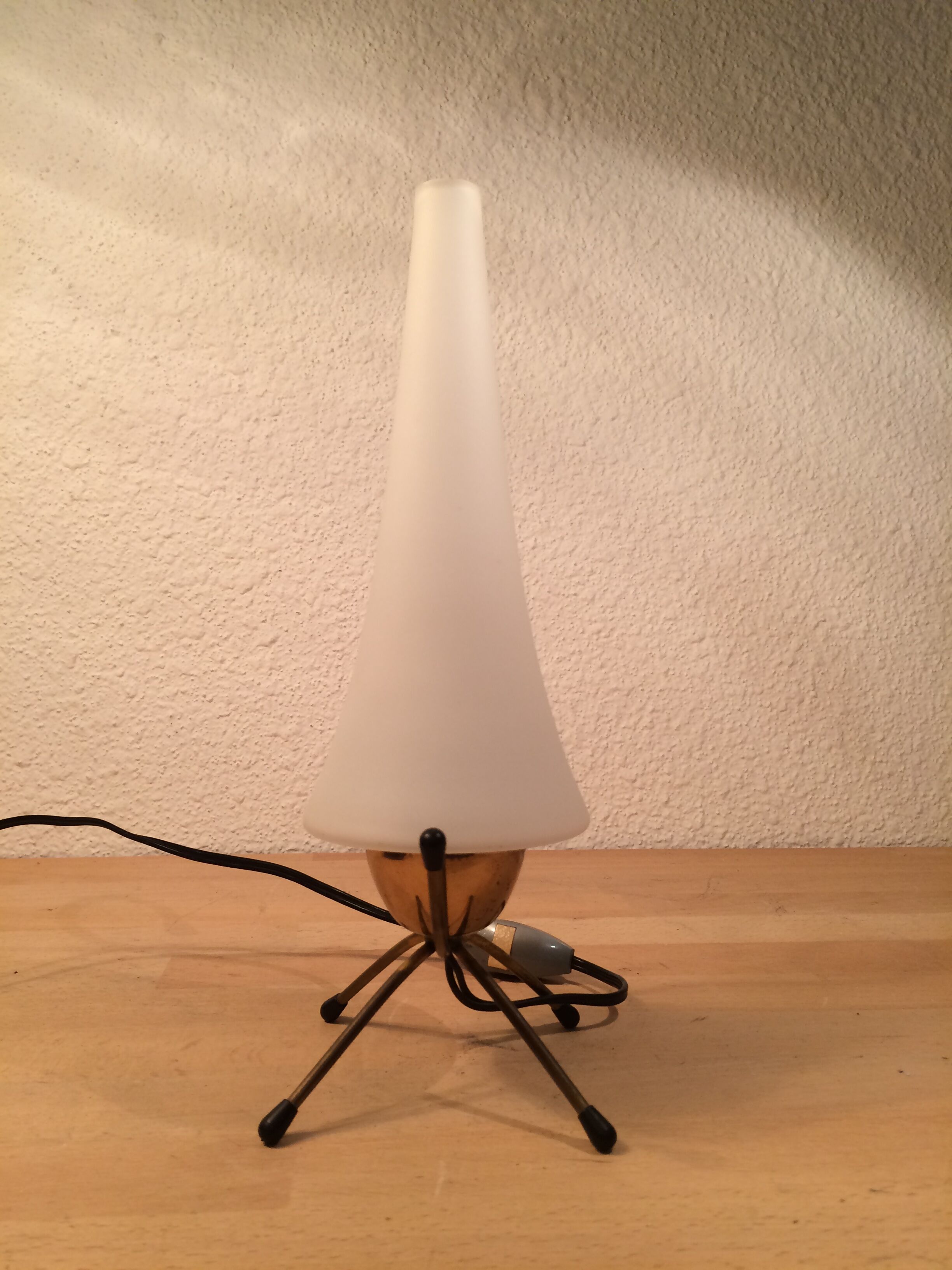 Lampe atypique laiton opaline années 50