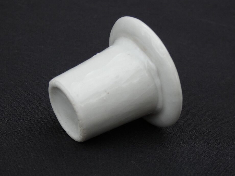 Porcelain inkwell with thick crown and curved bottom