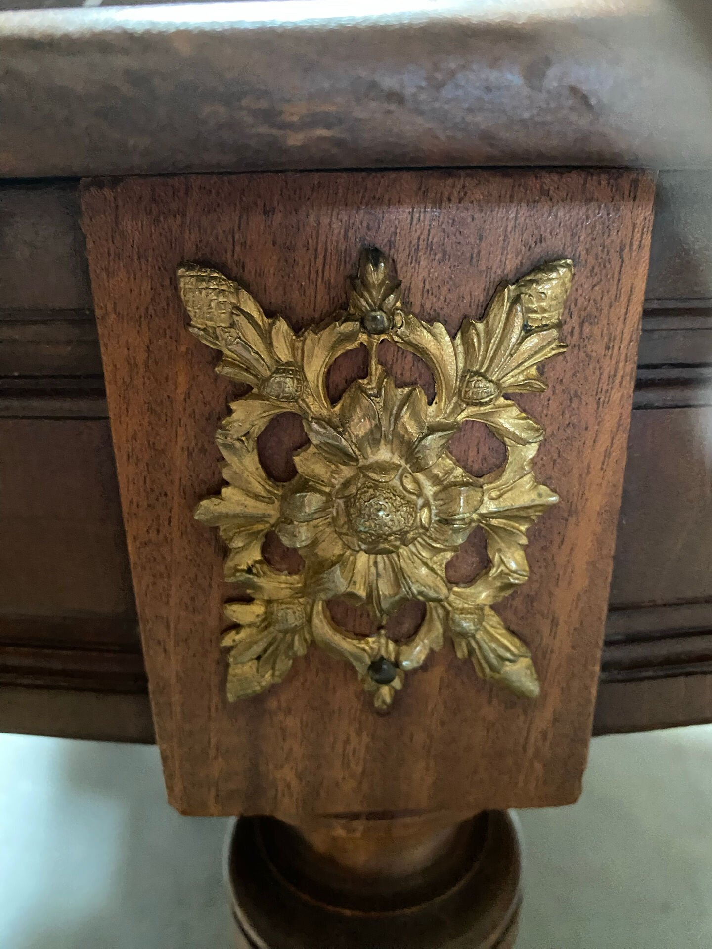 Table ovale  de style Louis XVI – Bois et Bronzes dorés