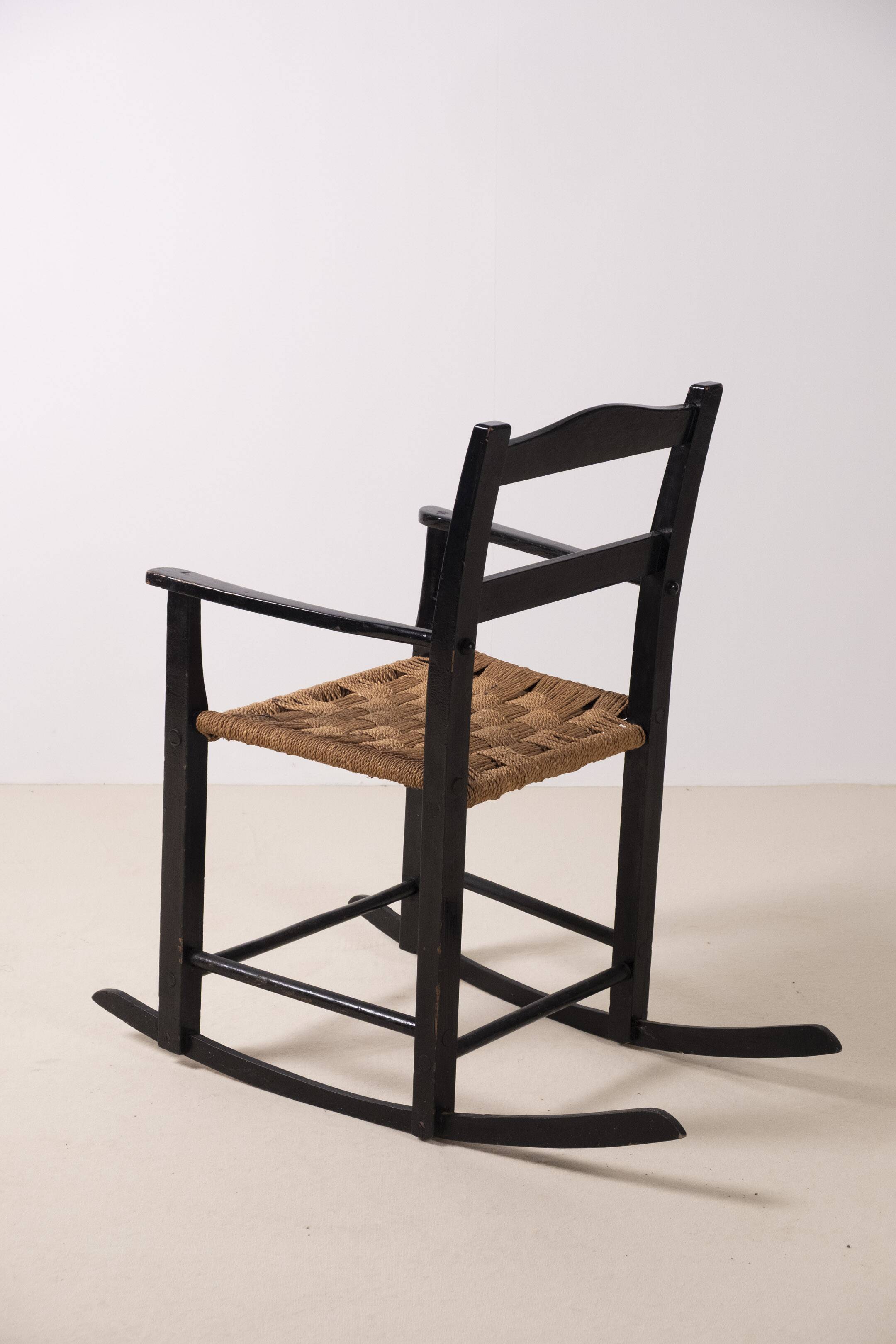 Fauteuil à bascule du début du 20e siècle avec siège en gazon, Danemark