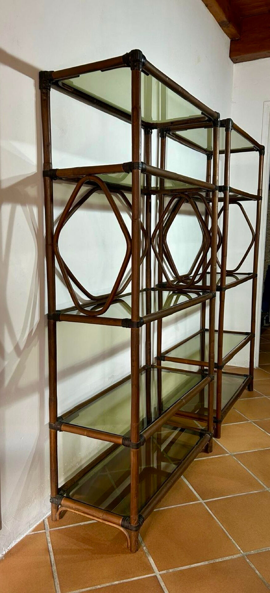 Étagères en rotin  et verre fumé, 60s . 