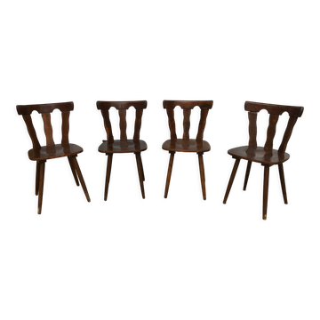 4 chaises en bois au design brutaliste