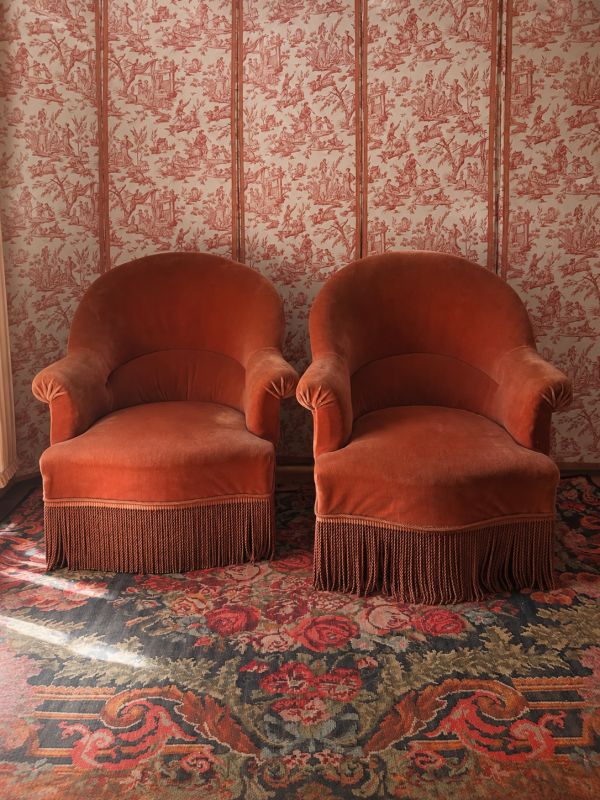 Paire de fauteuils crapaud en velours rose en bel état