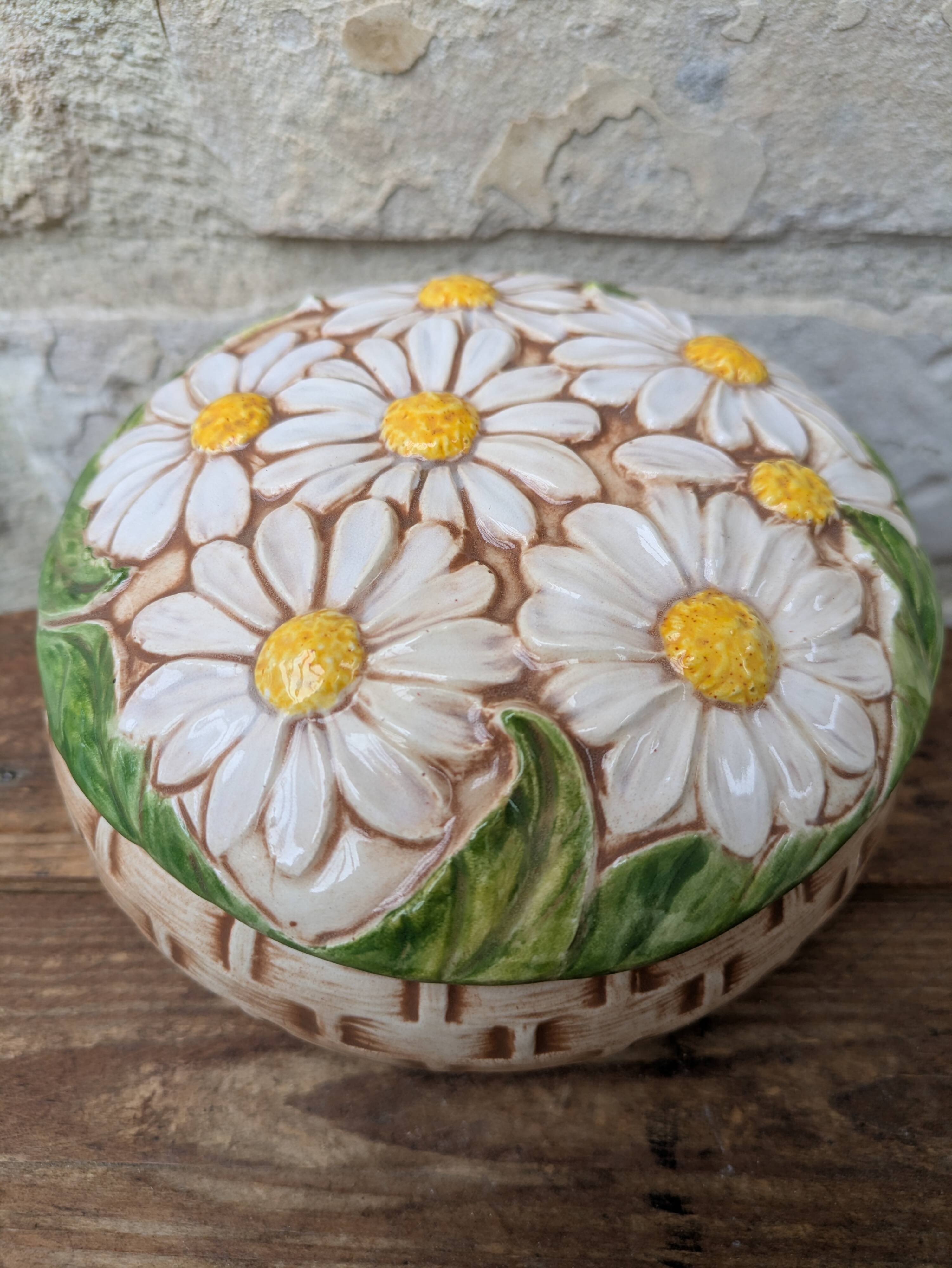 Boite ronde avec couvercle en barbotine à décor de marguerite Holland Mold