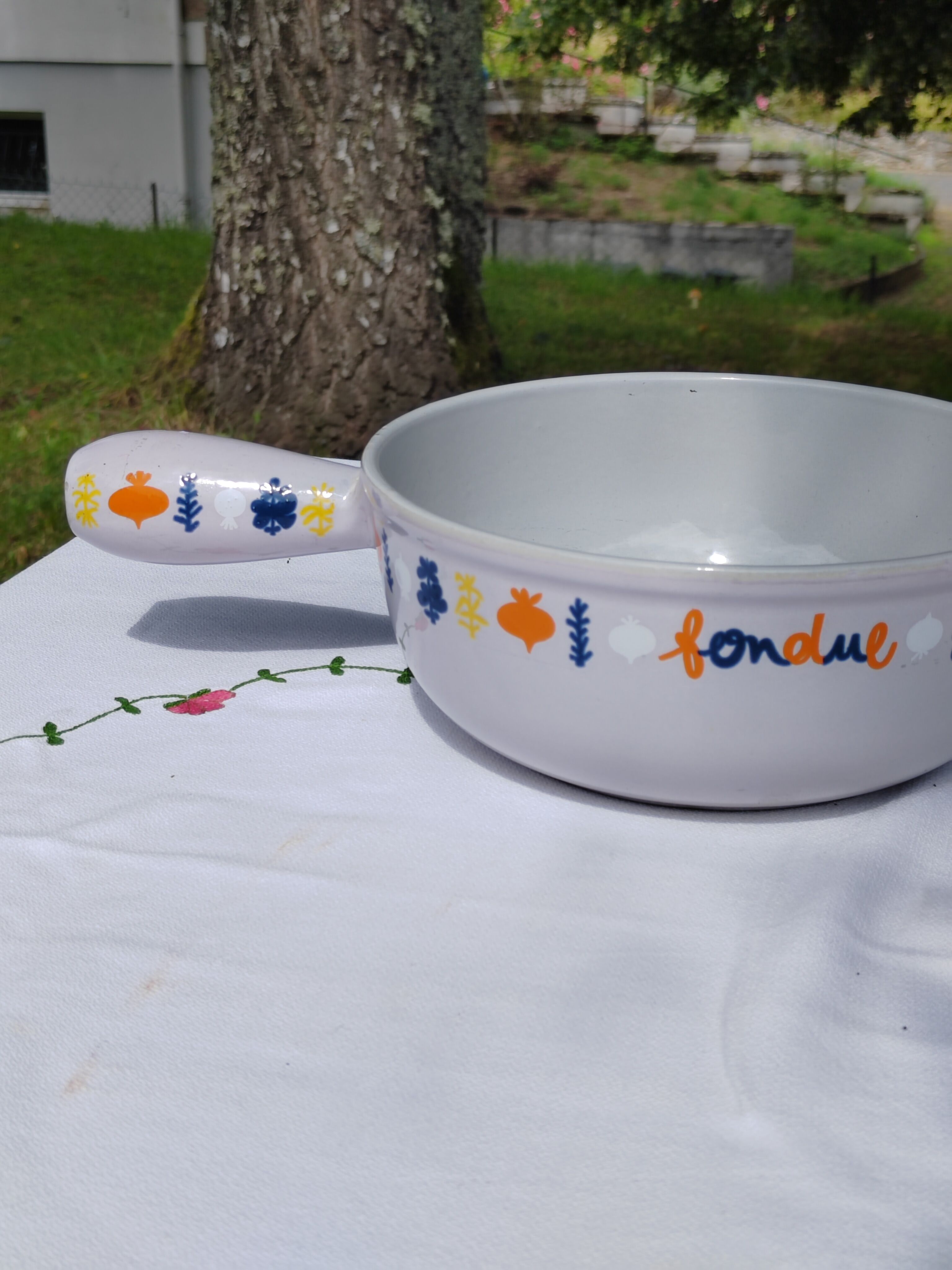 Enamelled cast iron fondue pan