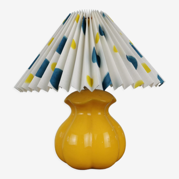 Lampe en céramique avec abat-jour plissé