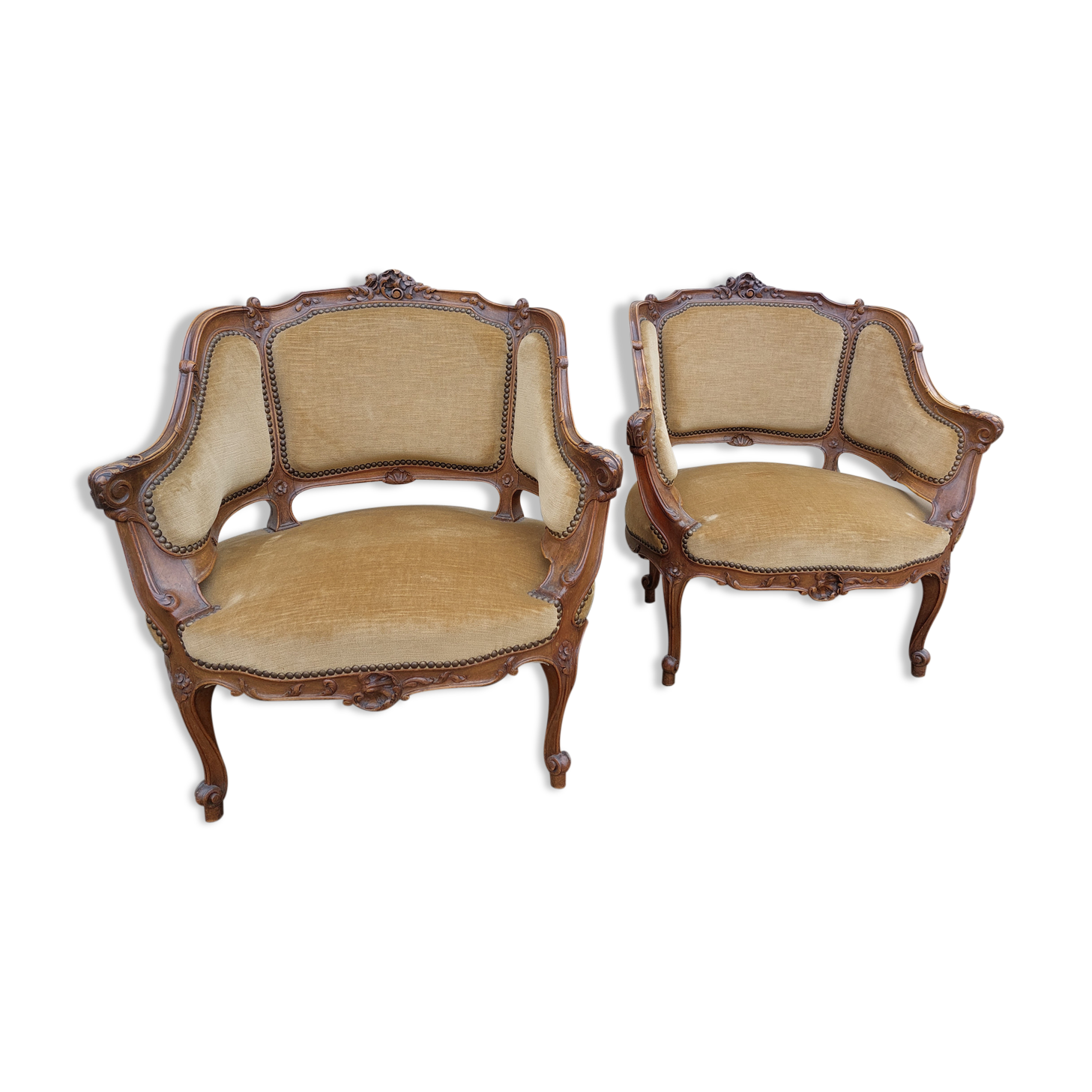 Paire de fauteuils corbeille louis XV en Noyer sculpté