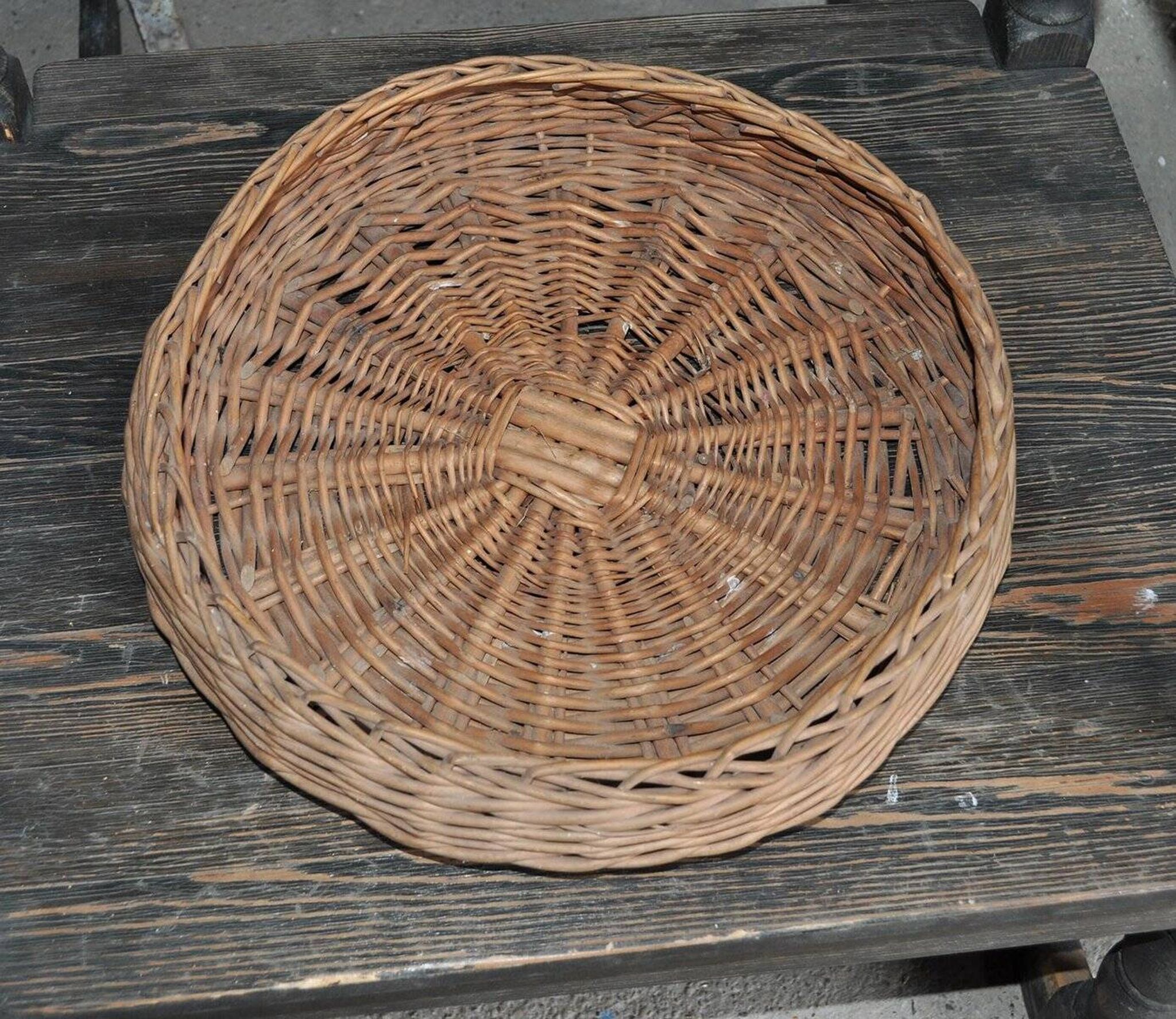 Vintage brown wicker round basket from the 1940s, woven flat, diameter 37 cm.