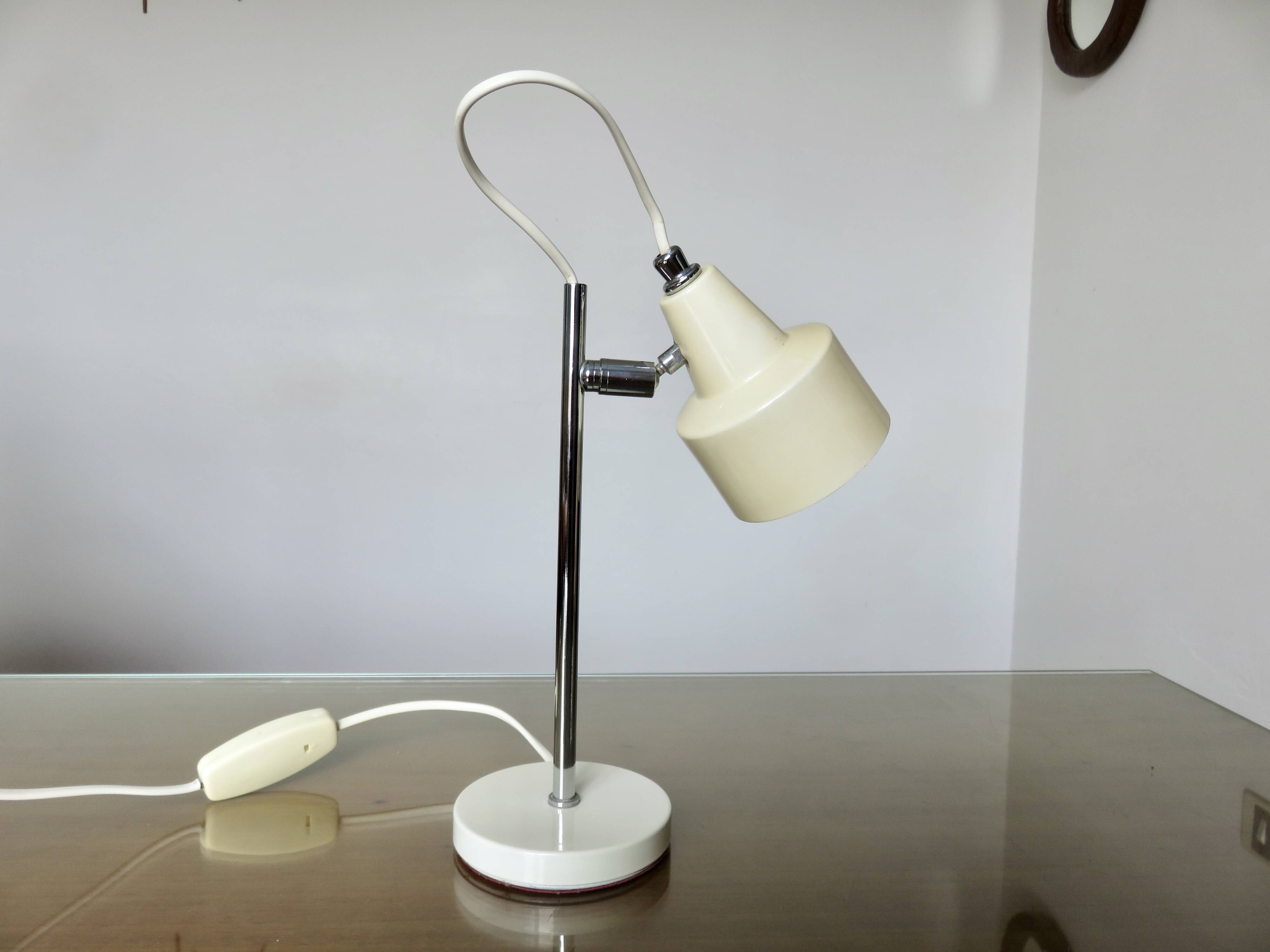 Small Italian lamp with a ball joint, chrome metal and lacquered metal, 60s 70s.