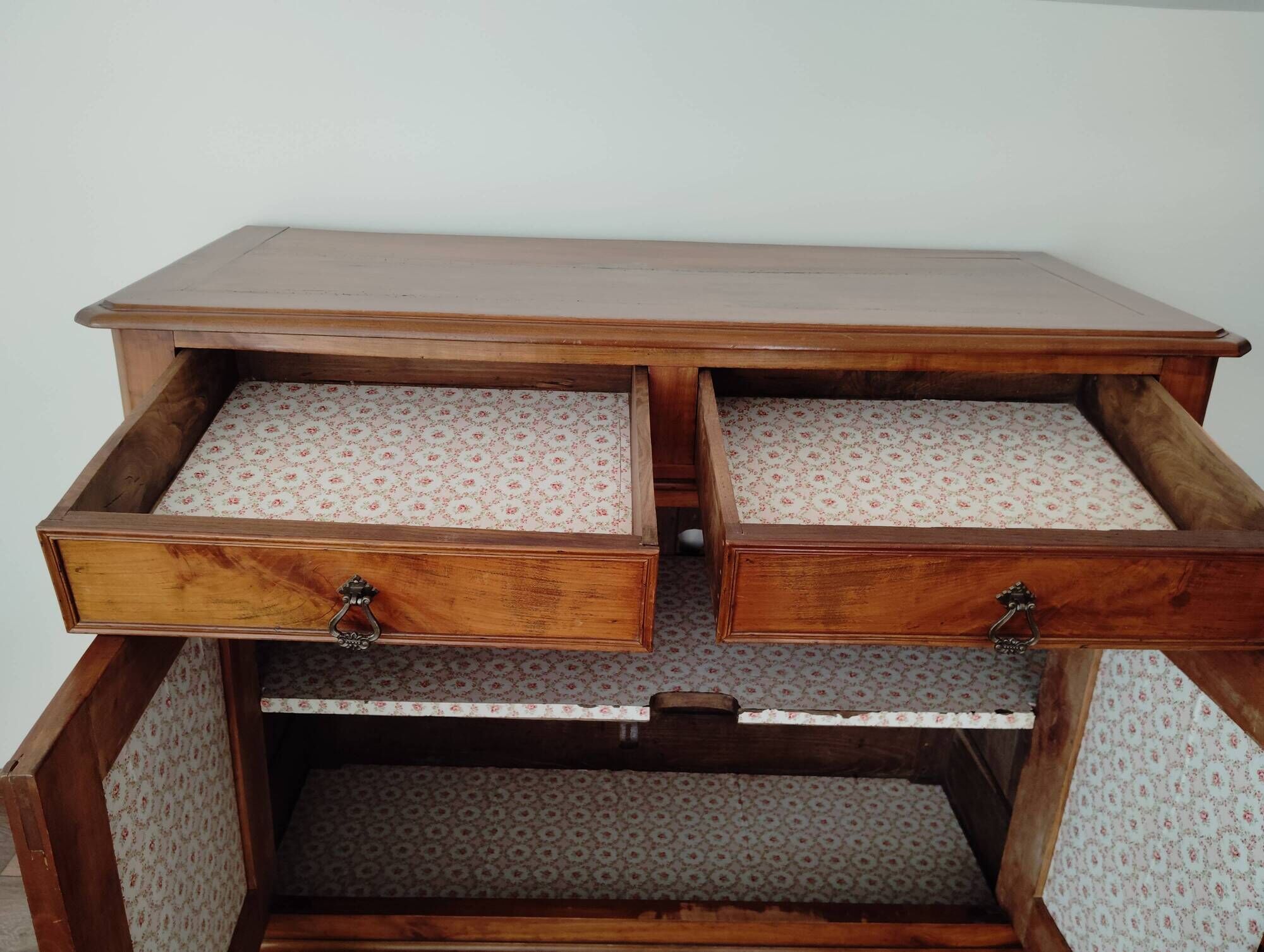 Chest of drawers from the late 1800s in solid cherry wood.