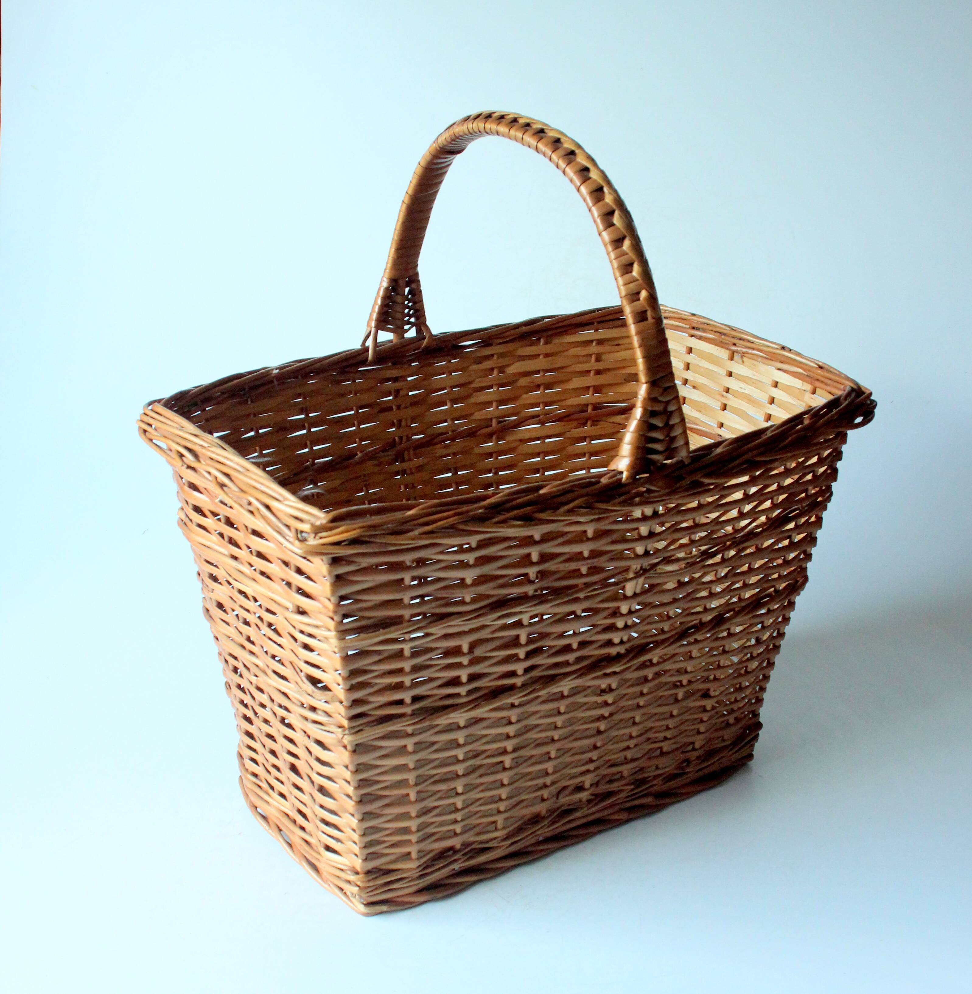 Panier en osier avec fond en bois tressé fait main vintage des années 1970