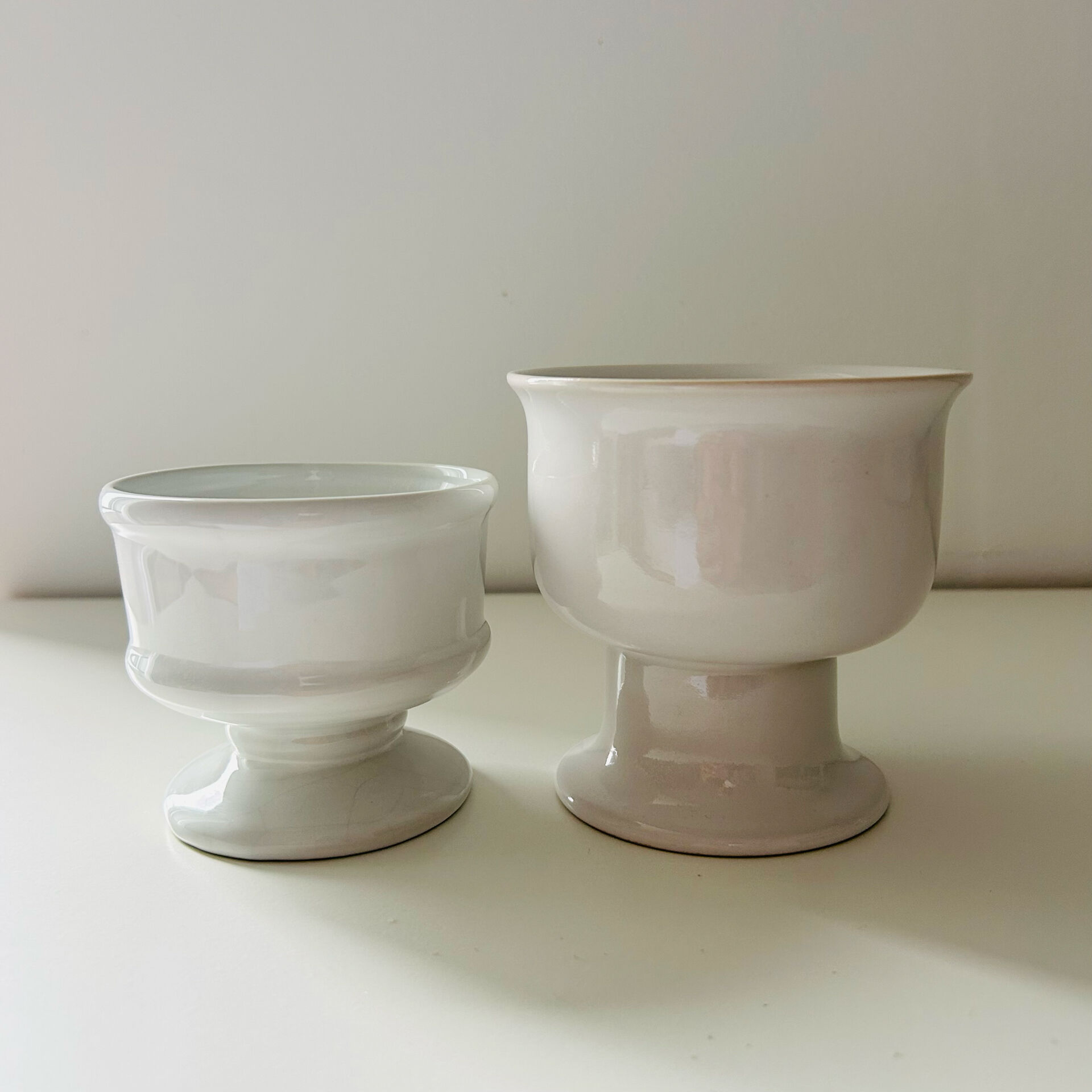 Paire de petits vases blancs 
