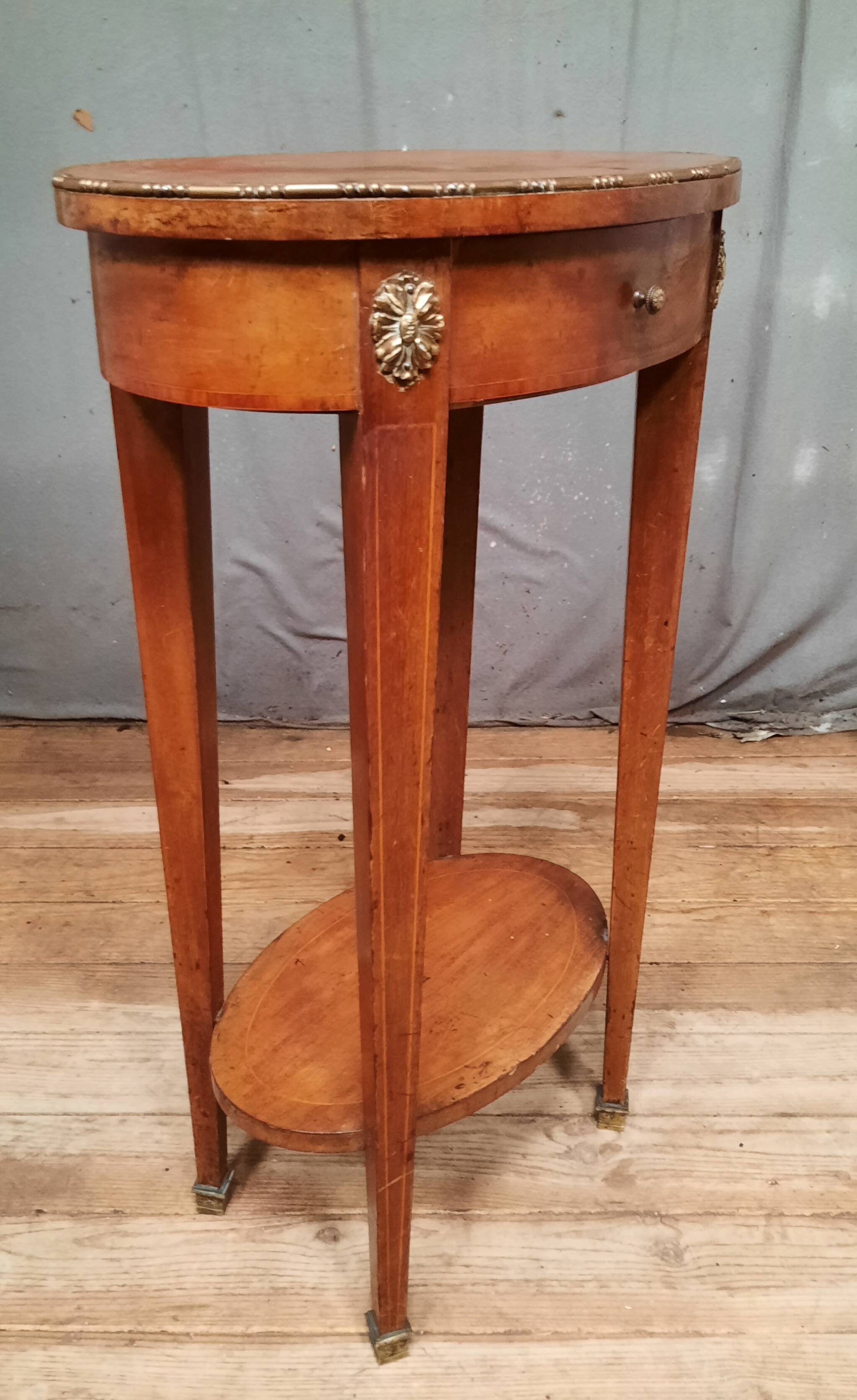 Oval marquette side table