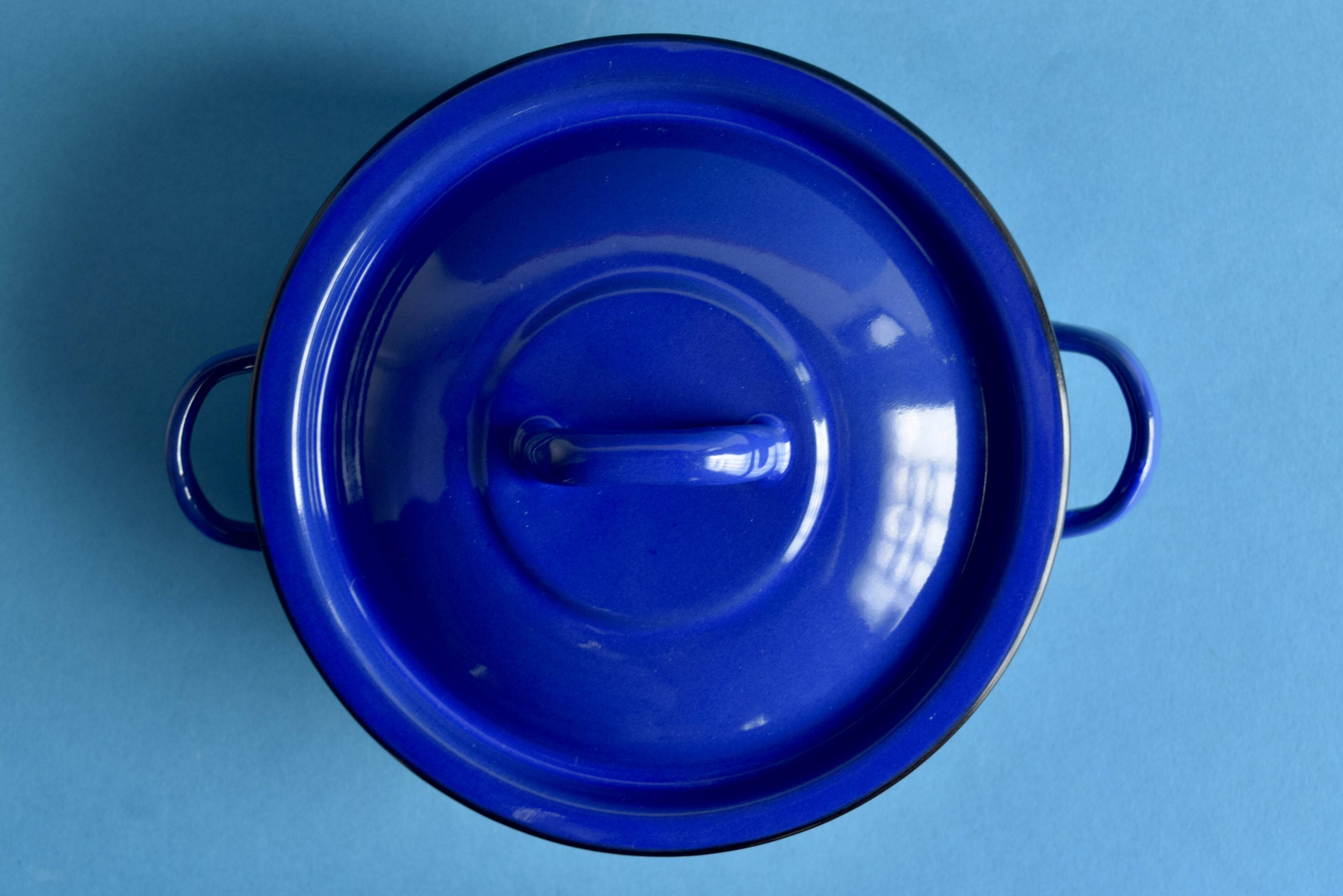 Paire de petites casseroles vintage en tôle émaillée bleues