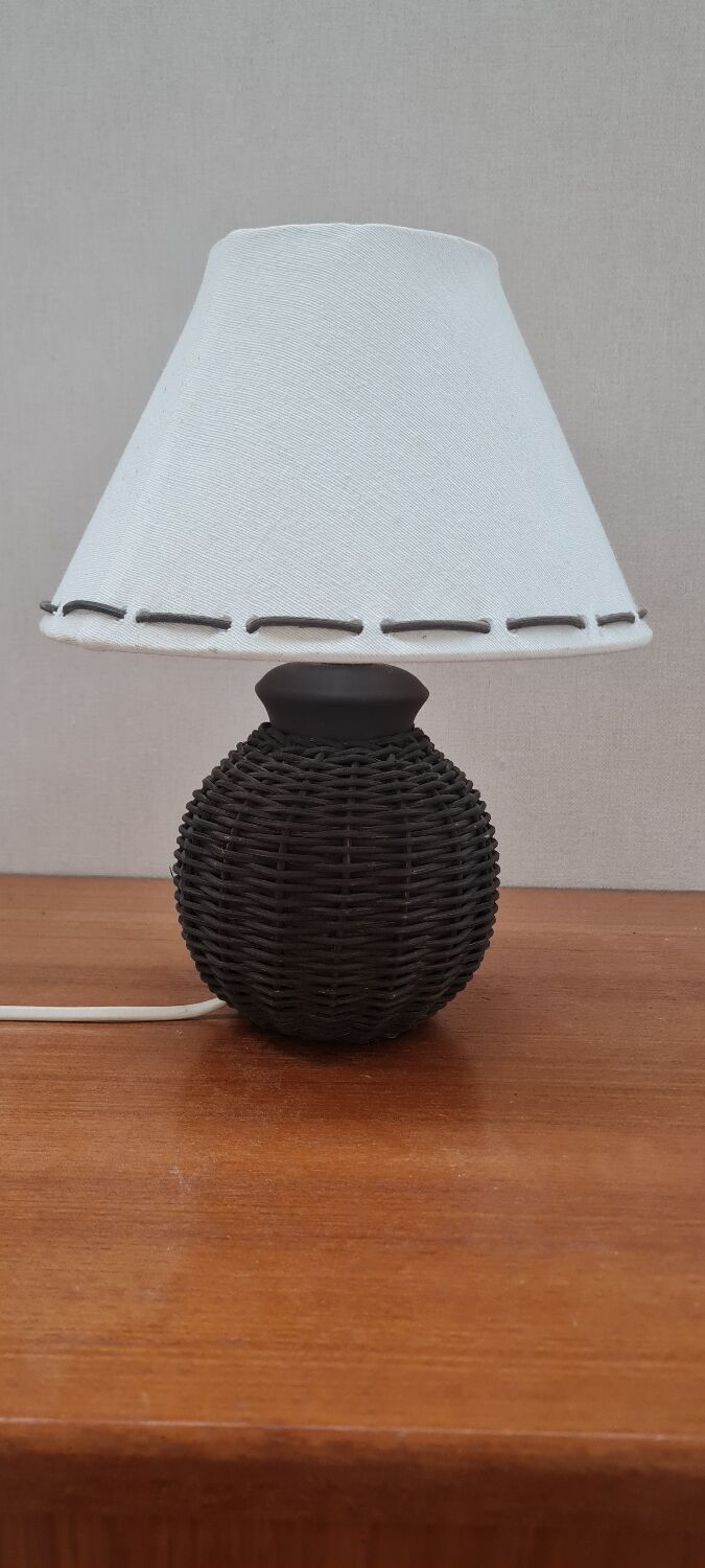 Wicker table lamp