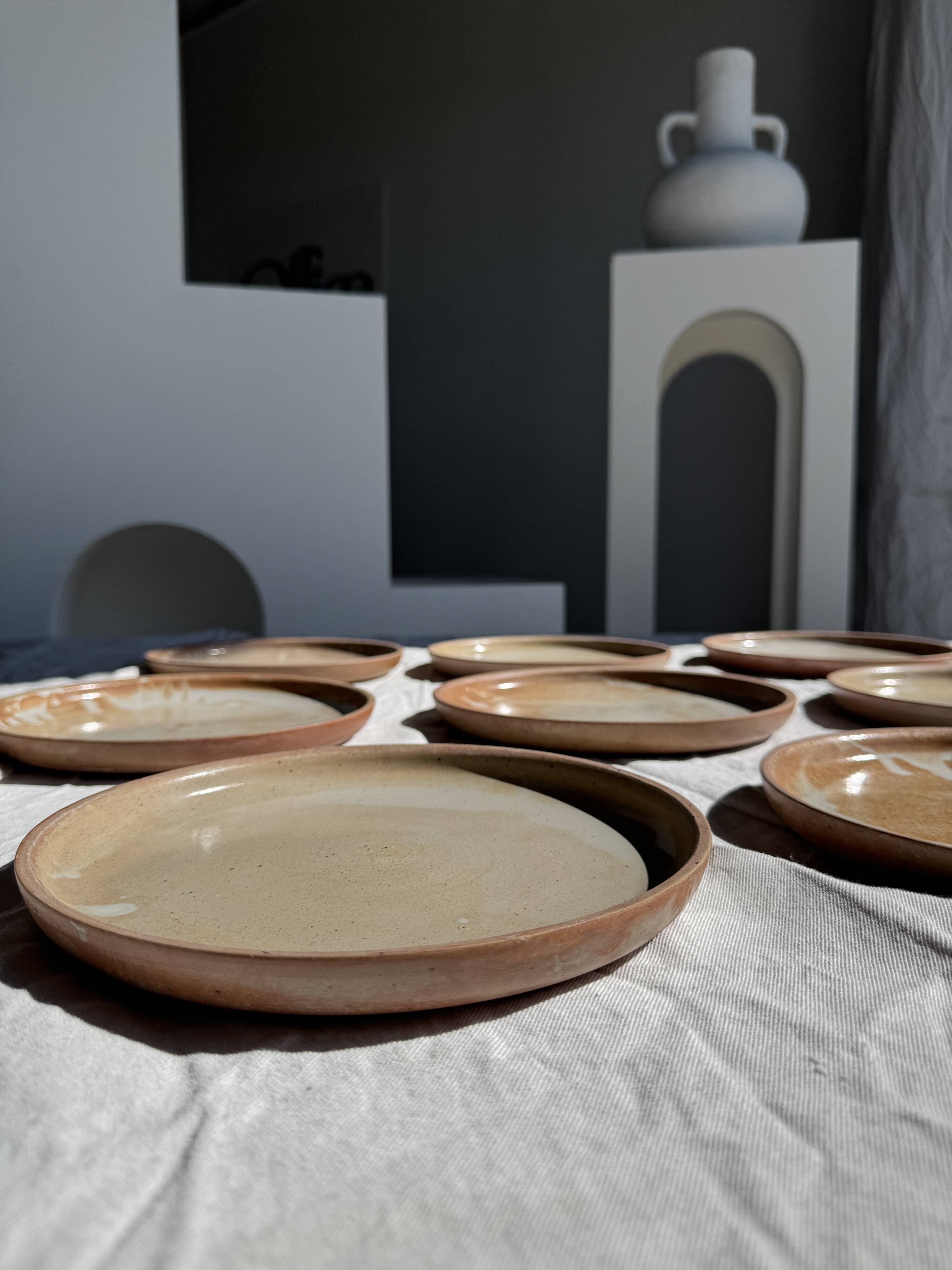 Lot de 11 assiettes en grès beige épais vintage D22,5