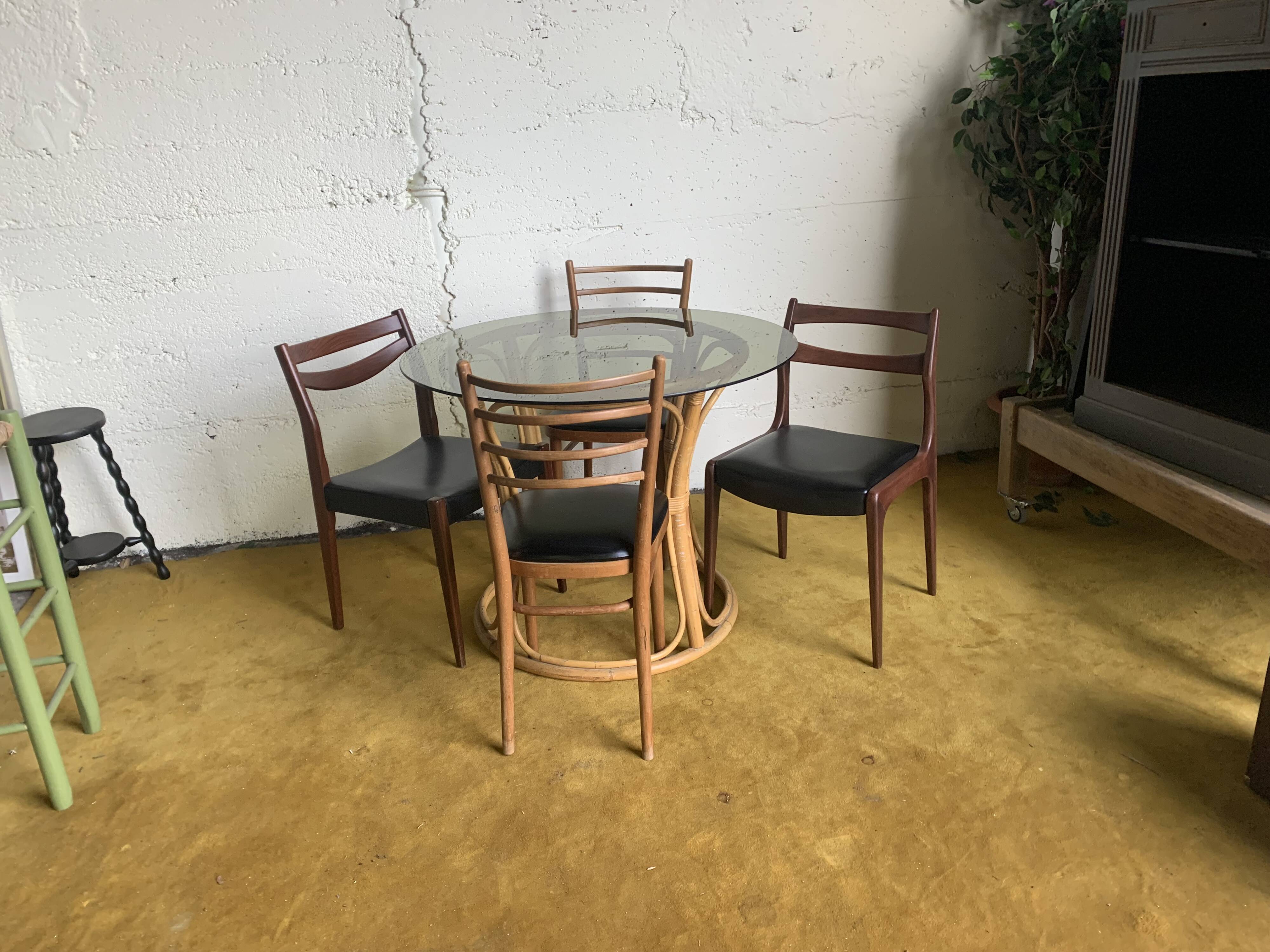 Round dining table with bamboo legs