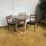 Round dining table with bamboo legs