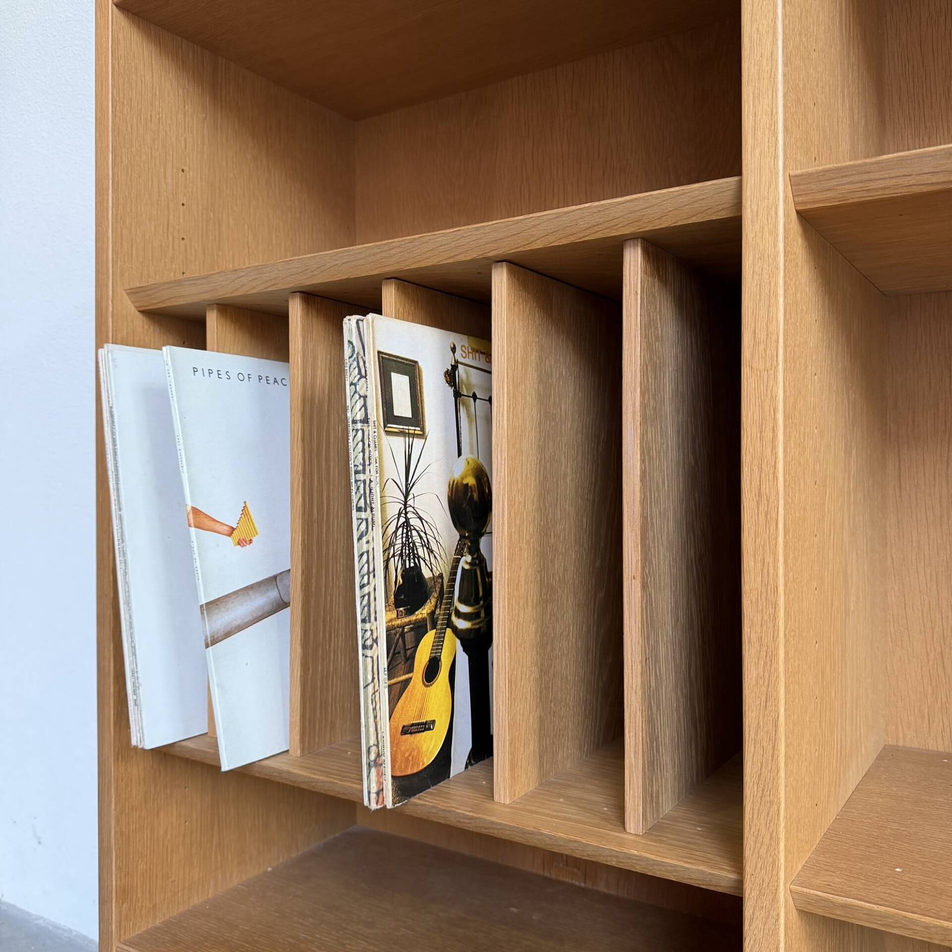Vintage bookcase Hundevad oak vinyl
