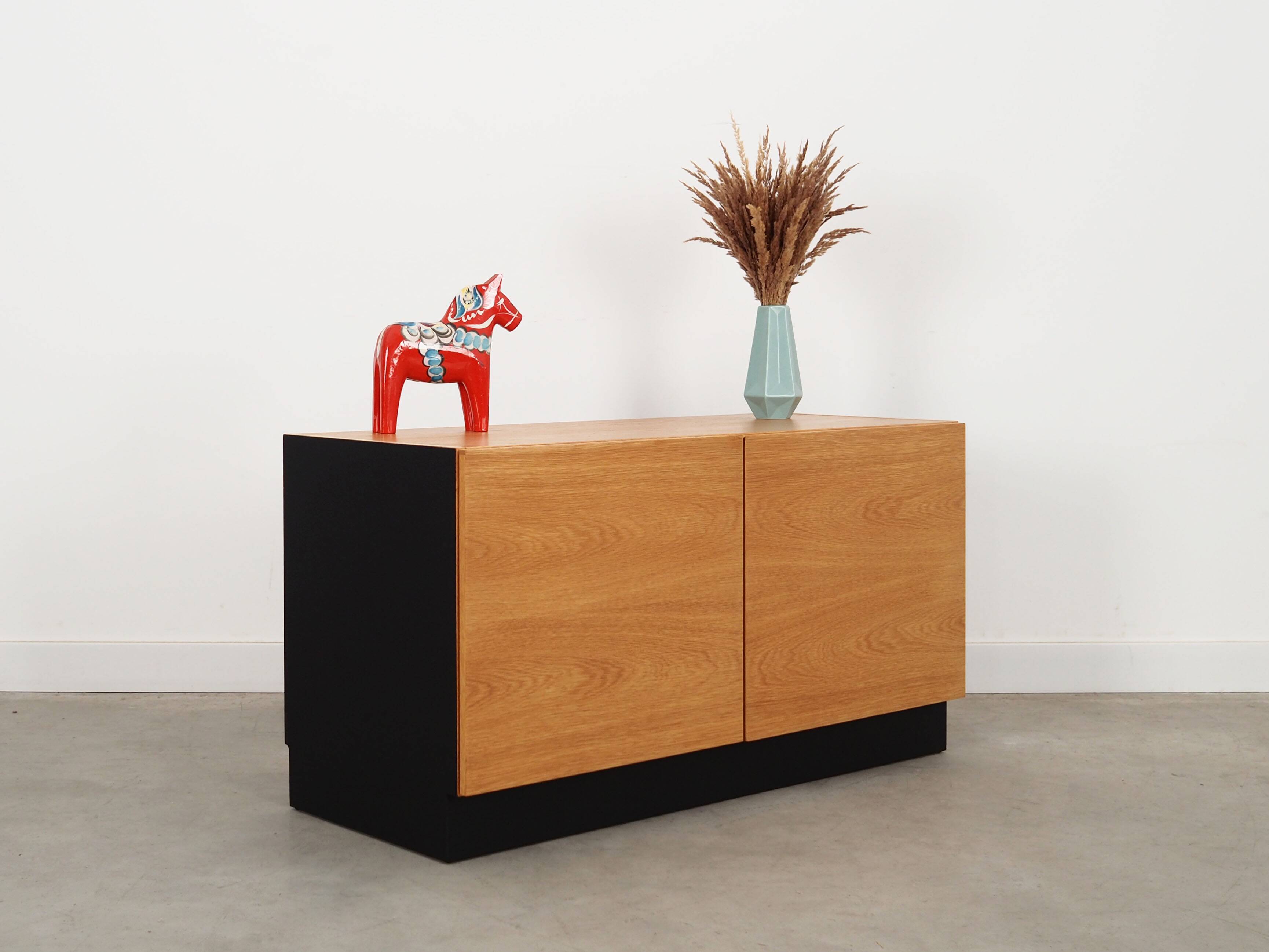 Buffet en frêne, design danois, années 1970, production : Danemark