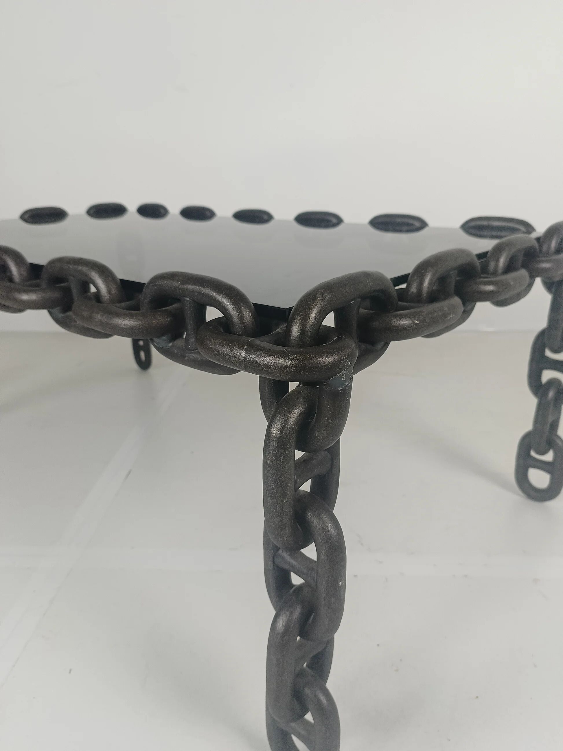 Table basse vintage brutaliste en fer noir à mailles de chaîne avec verre fumé d'origine, années 70
