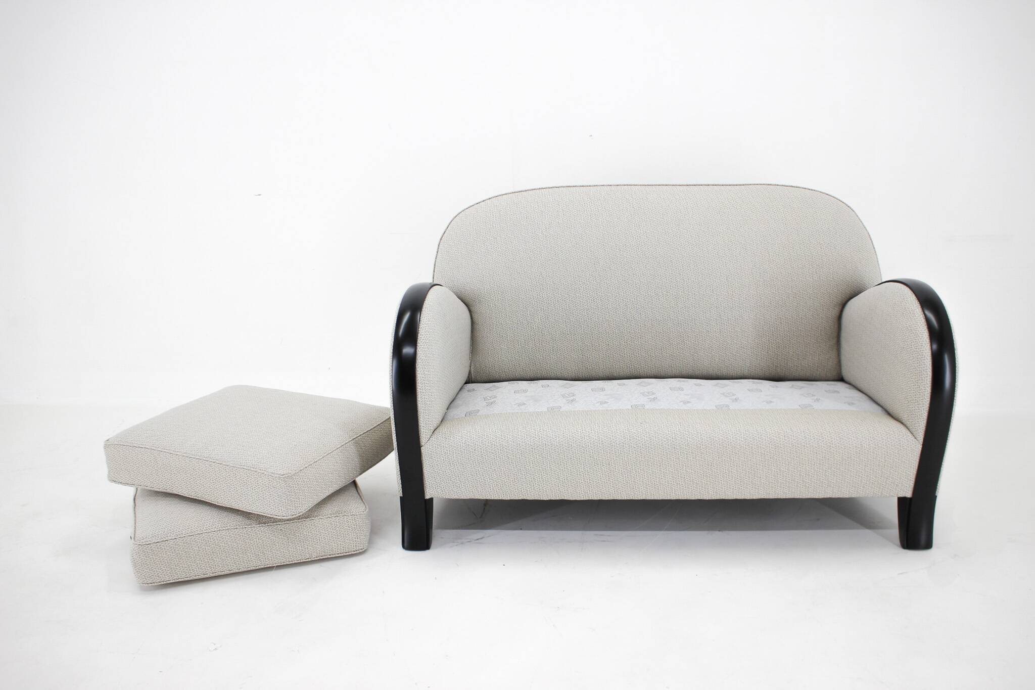 Canapé italien à deux places nouvellement rembourré des années 1940