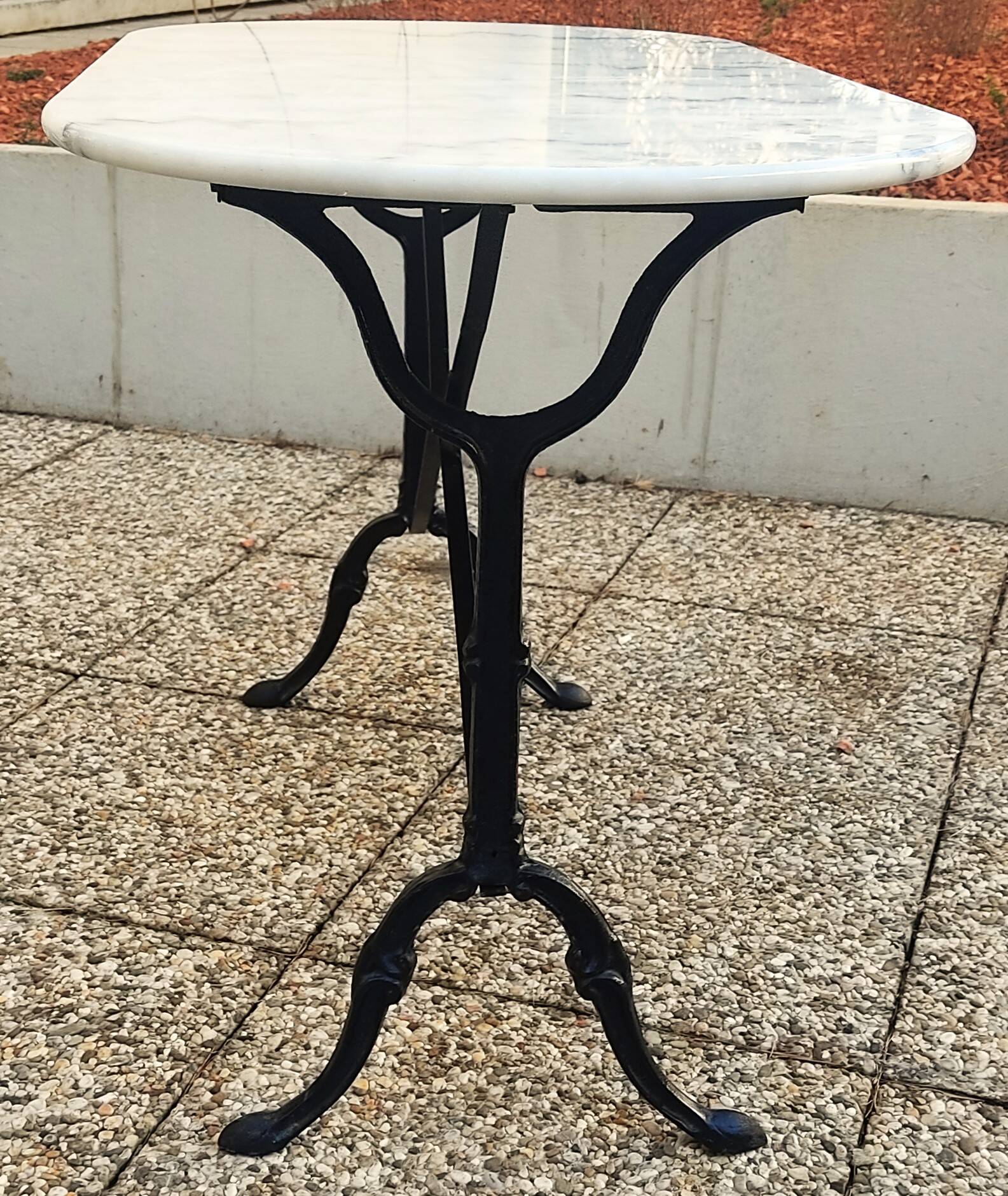 Table en marbre ovale blanche et noire, piètement fer forgé