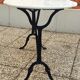 Table en marbre ovale blanche et noire, piètement fer forgé