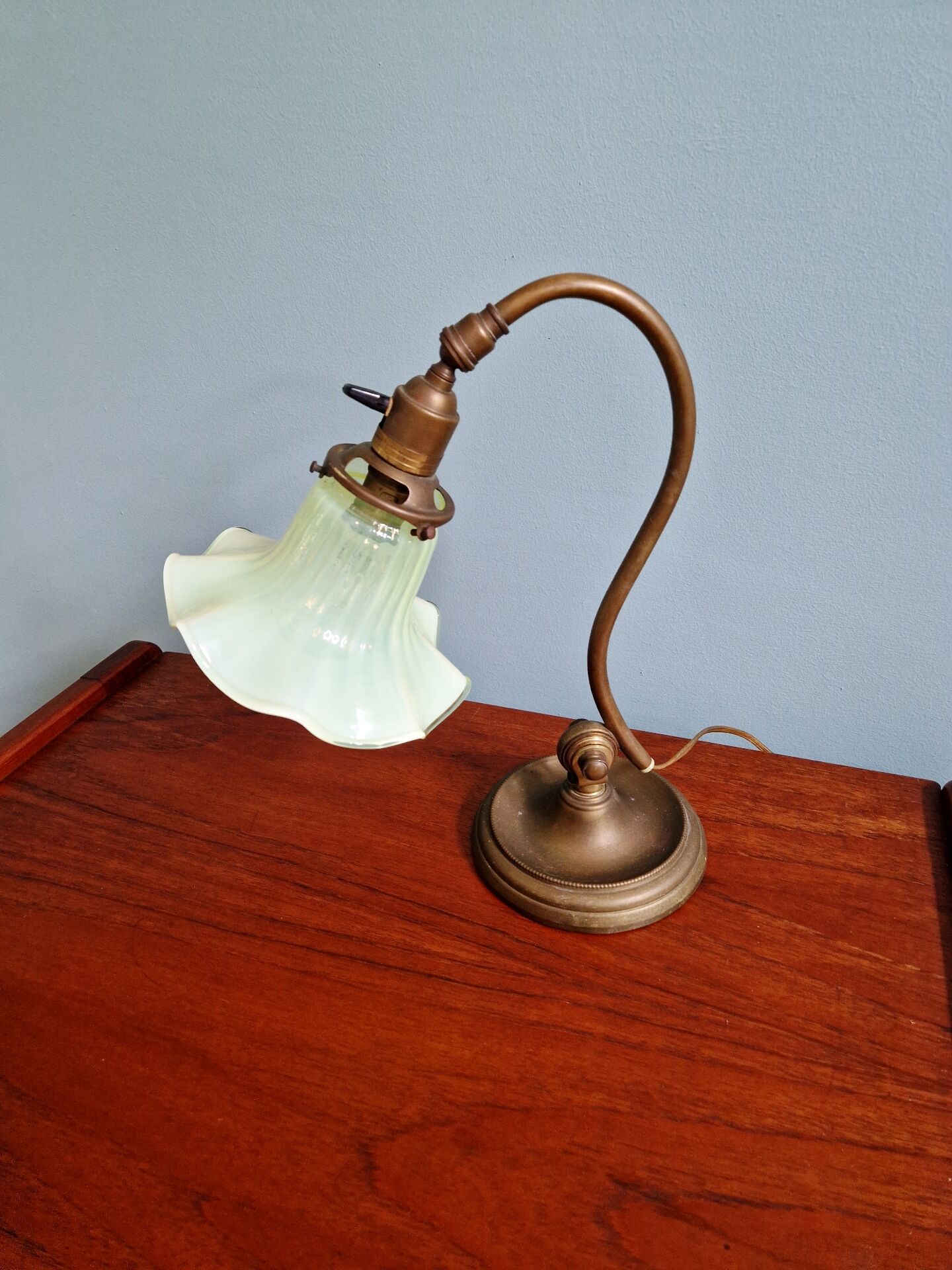 Art Nouveau desk lamp, bronze and opalescent glass