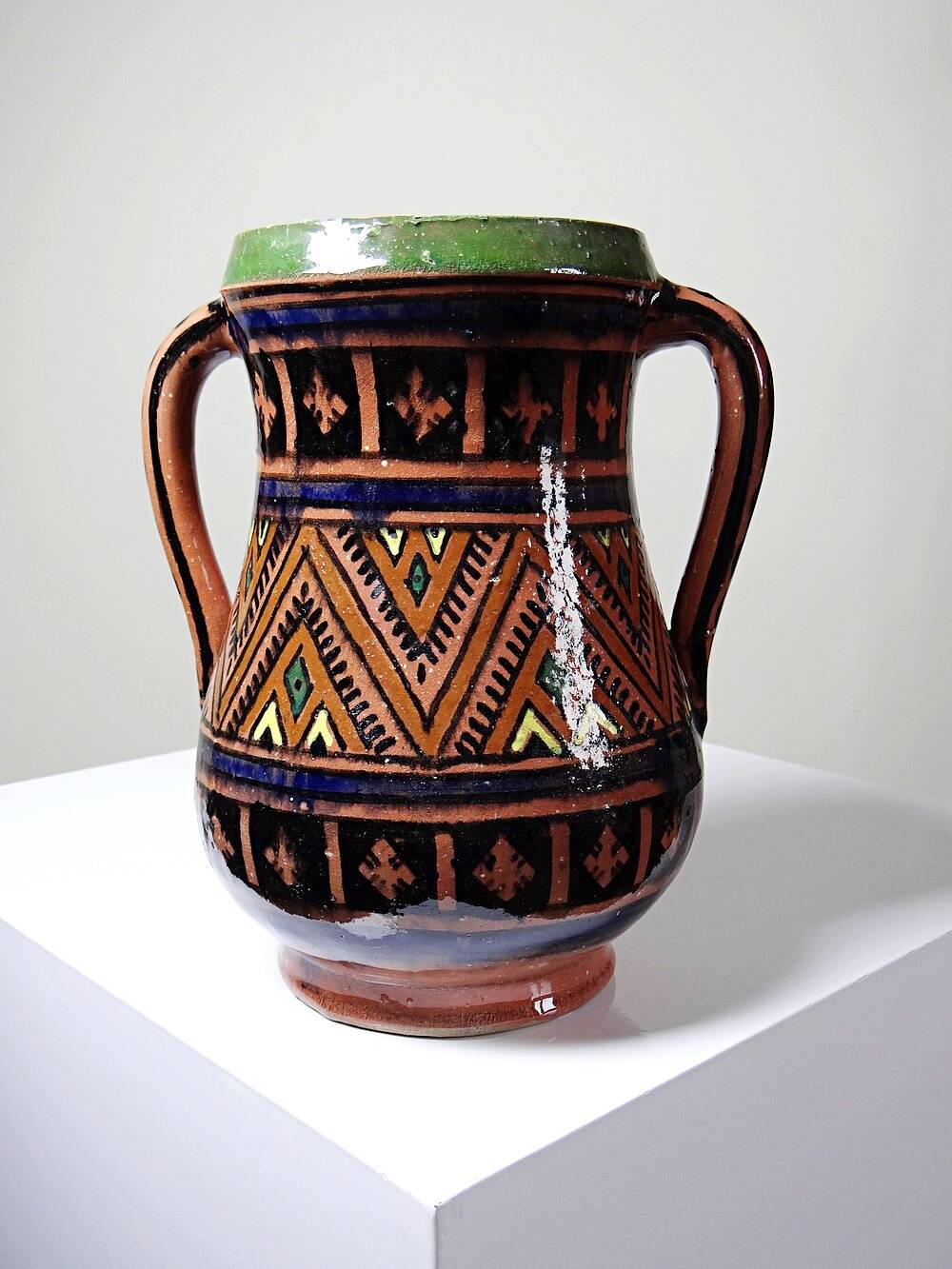 Large Moroccan vase from Safi, polychrome terracotta with two handles, from the 1950s to 1970s.
